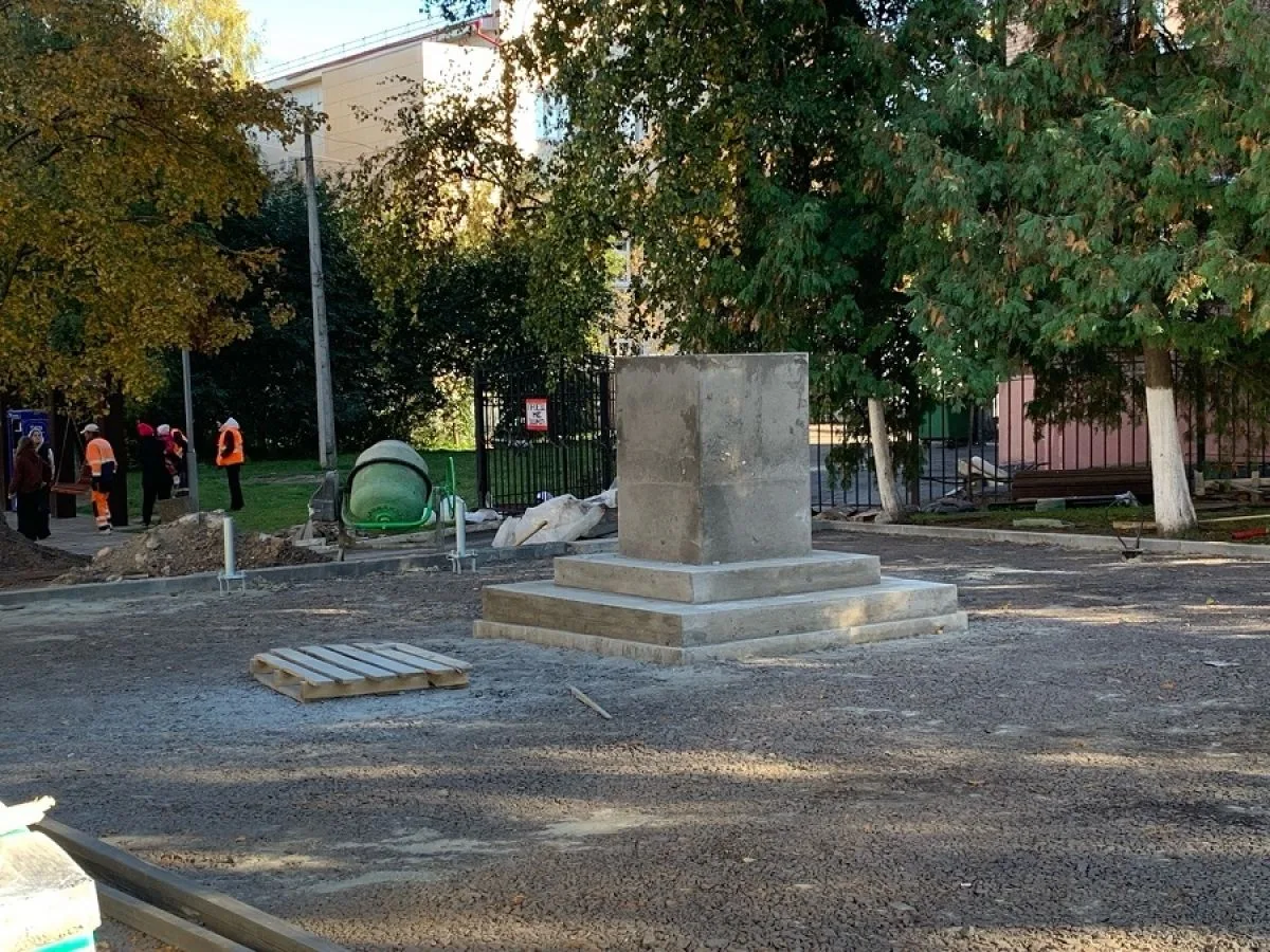 Началась установка памятника Брежневу в центре Курска