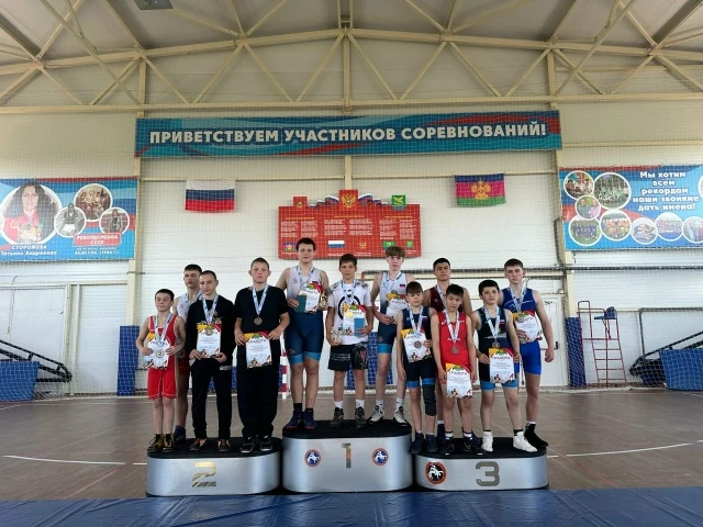 8 мая 2026 г. в ст. Петровской прошли открытые соревнования по вольной борьбе среди юно...