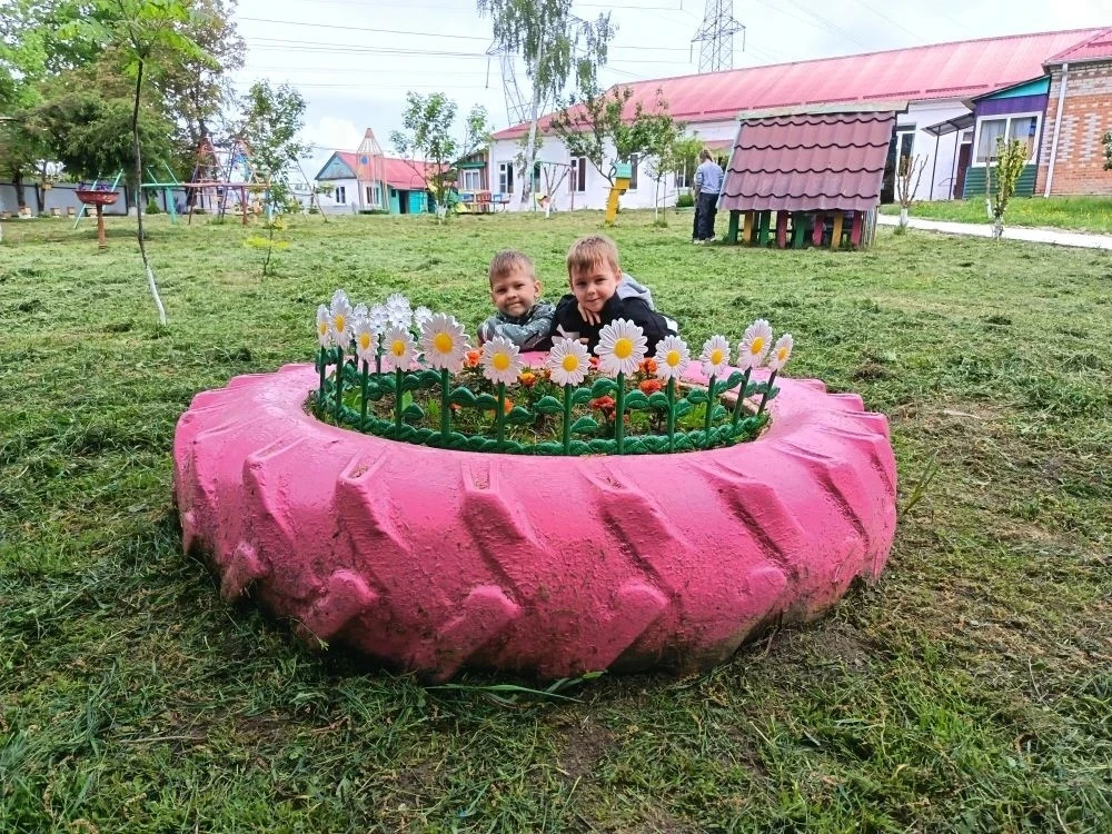 Весной на клумбах нашего детского сада появляется много цветов, большинство из них прин...