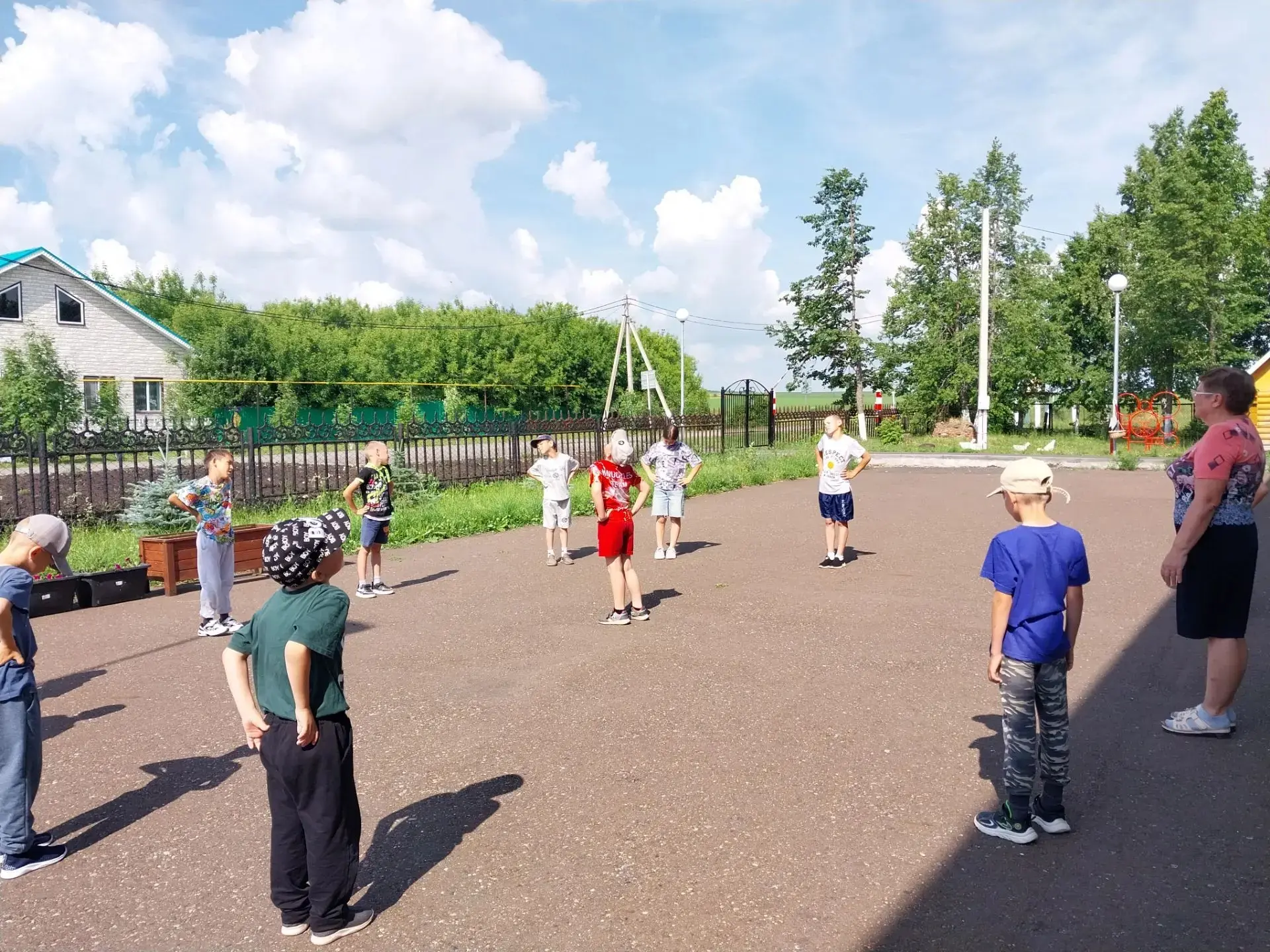 День в нашем пришкольном лагере снова выдался насыщенным и очень полезным! ⛑️🌞
Сегодня детям было н