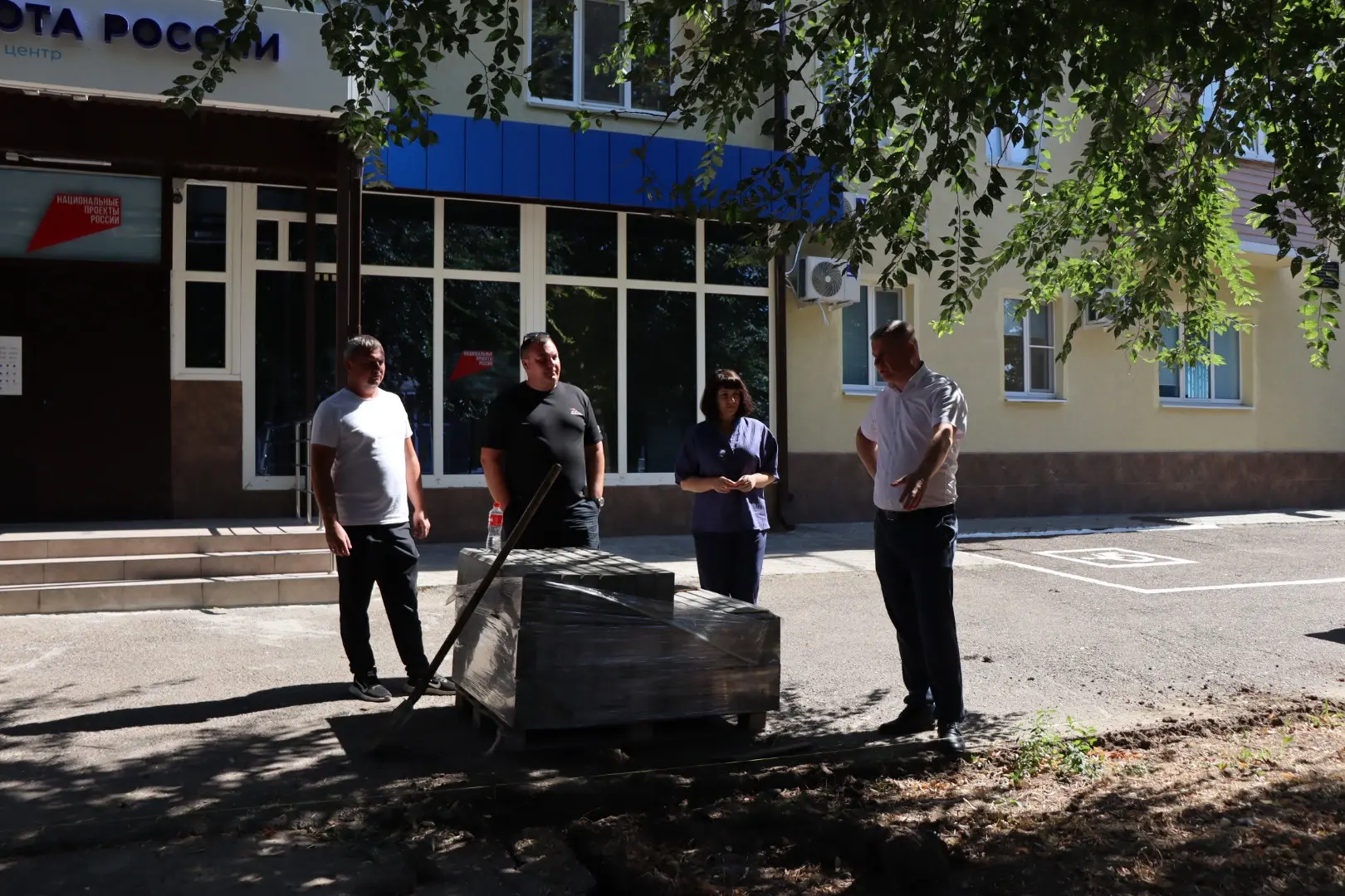 Благоустройство территории у Центра занятости⚒️

По многочисленным обращениям жителей в городе начал