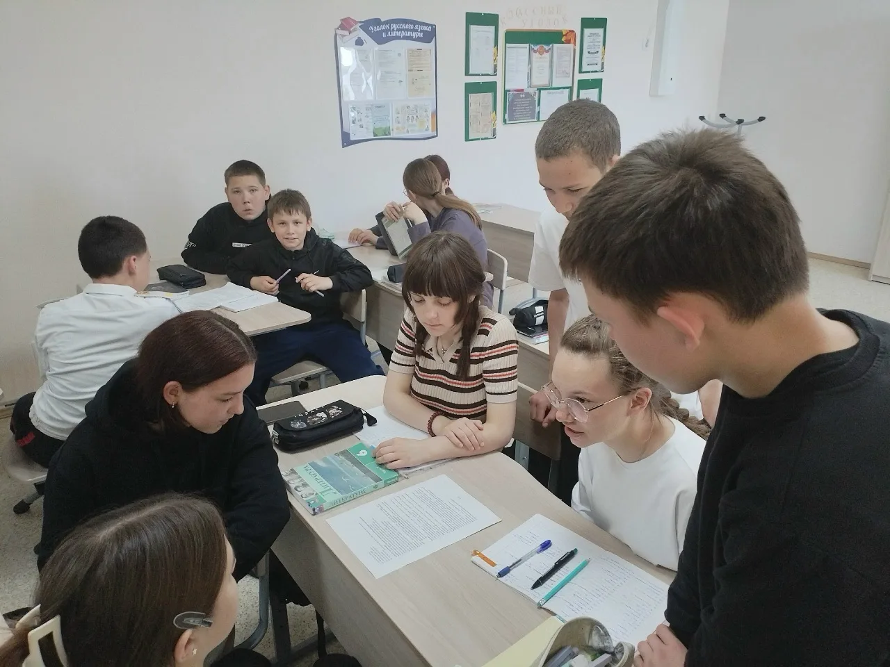 В рамках празднования Дня русского языка в 6 а классе проведена викторина " День родног...
