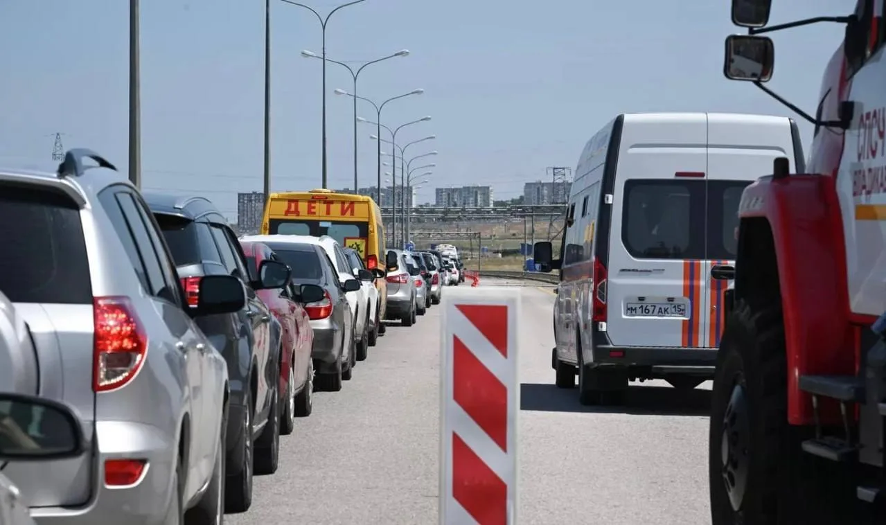 На Крымском мосту в очереди скопилось 750 автомобилей.