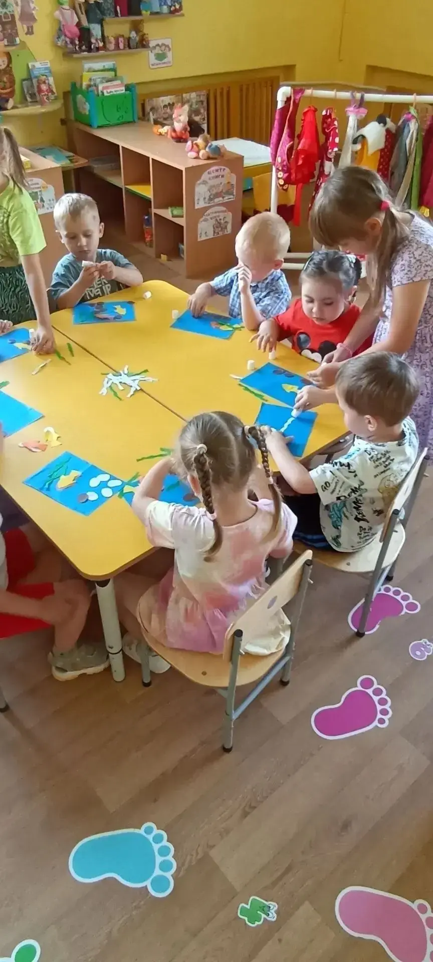 💙 Лазурное настроение в средней группе!

Сегодня в нашем саду был необычный день — День СИНЕГО цвет