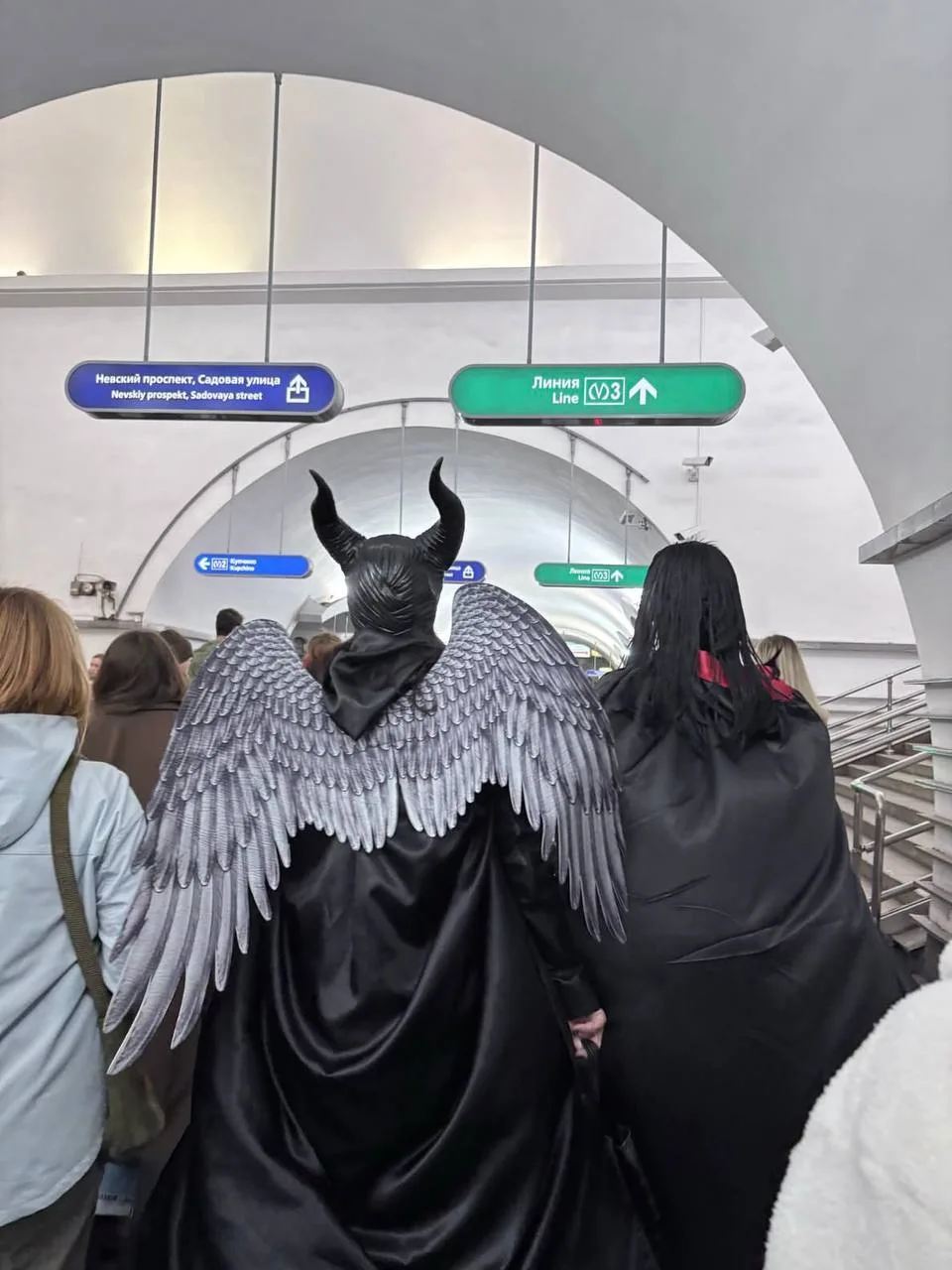 👿 В питерской подземке заметили Малефисенту.