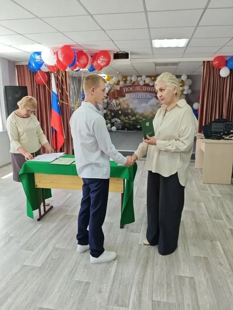 В нашей школе состоялась церемония вручения свидетельств об окончании обучения выпускни...