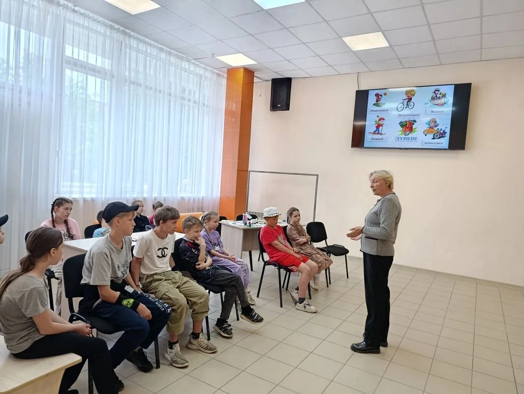 Экскурсия детей в картинную галерею

Дети посетили увлекательную экскурсию в картинной галерее, где 