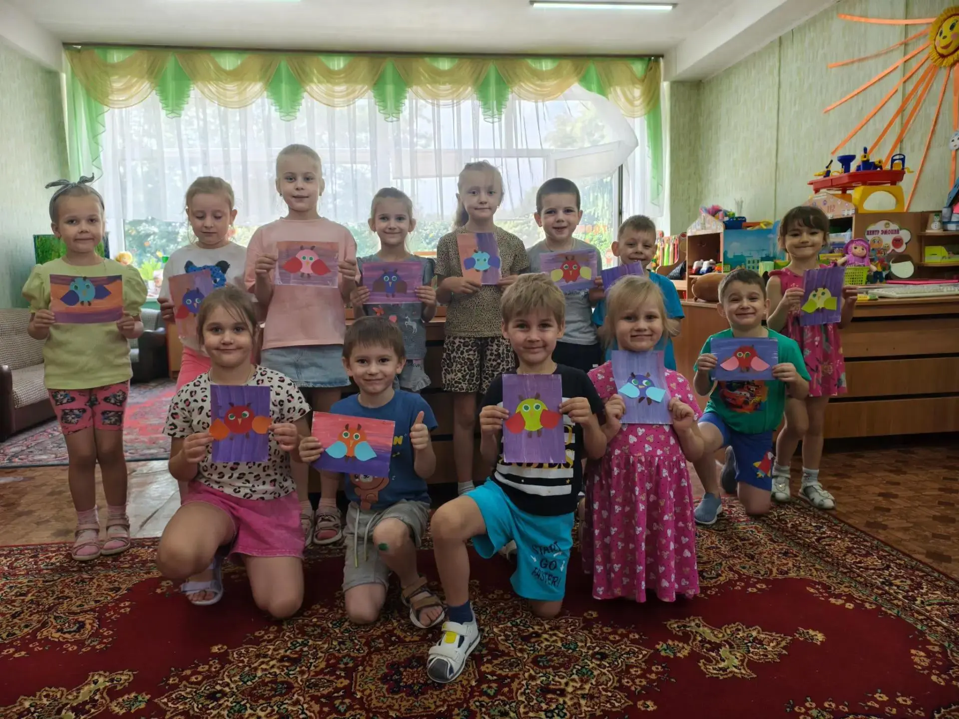 Лето наполнено яркими красками. Они и в одежде, и на столе в овощах и фруктах, и в вазе с цветами. А