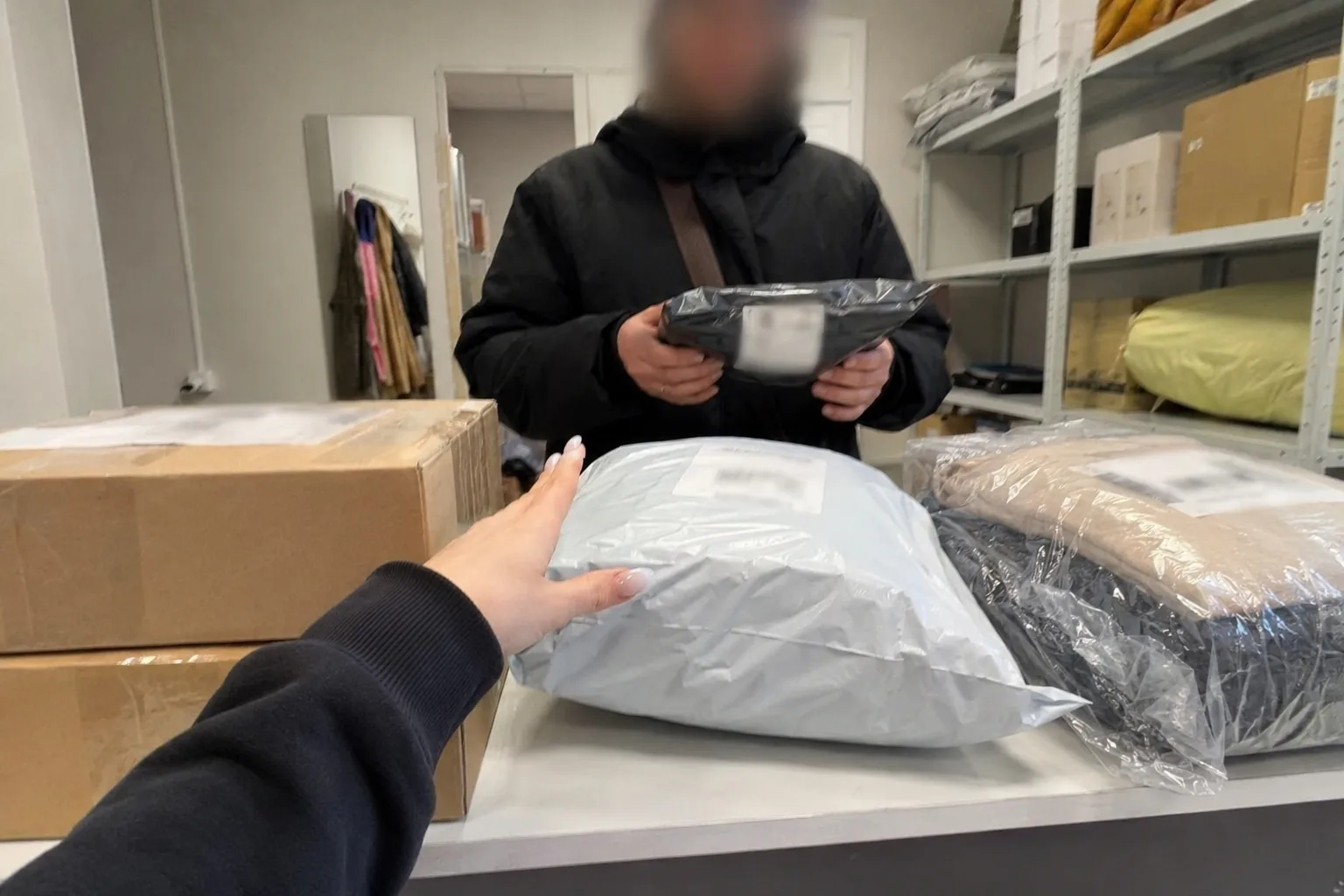 📦 Сотрудница ПВЗ в Ельце заказывала товары, отказывалась от них и забирала себе

26-летняя ельчанка