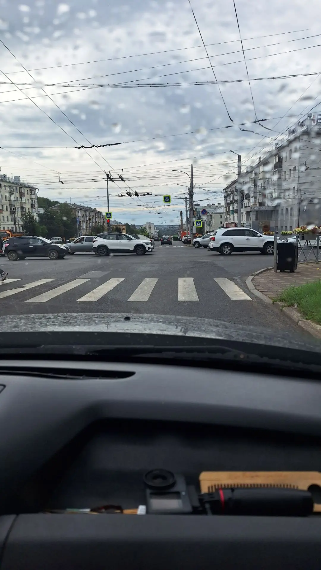 Фото из окна автомобиля. Неожиданно пошёл дождь, хотя заявлен не был 😄