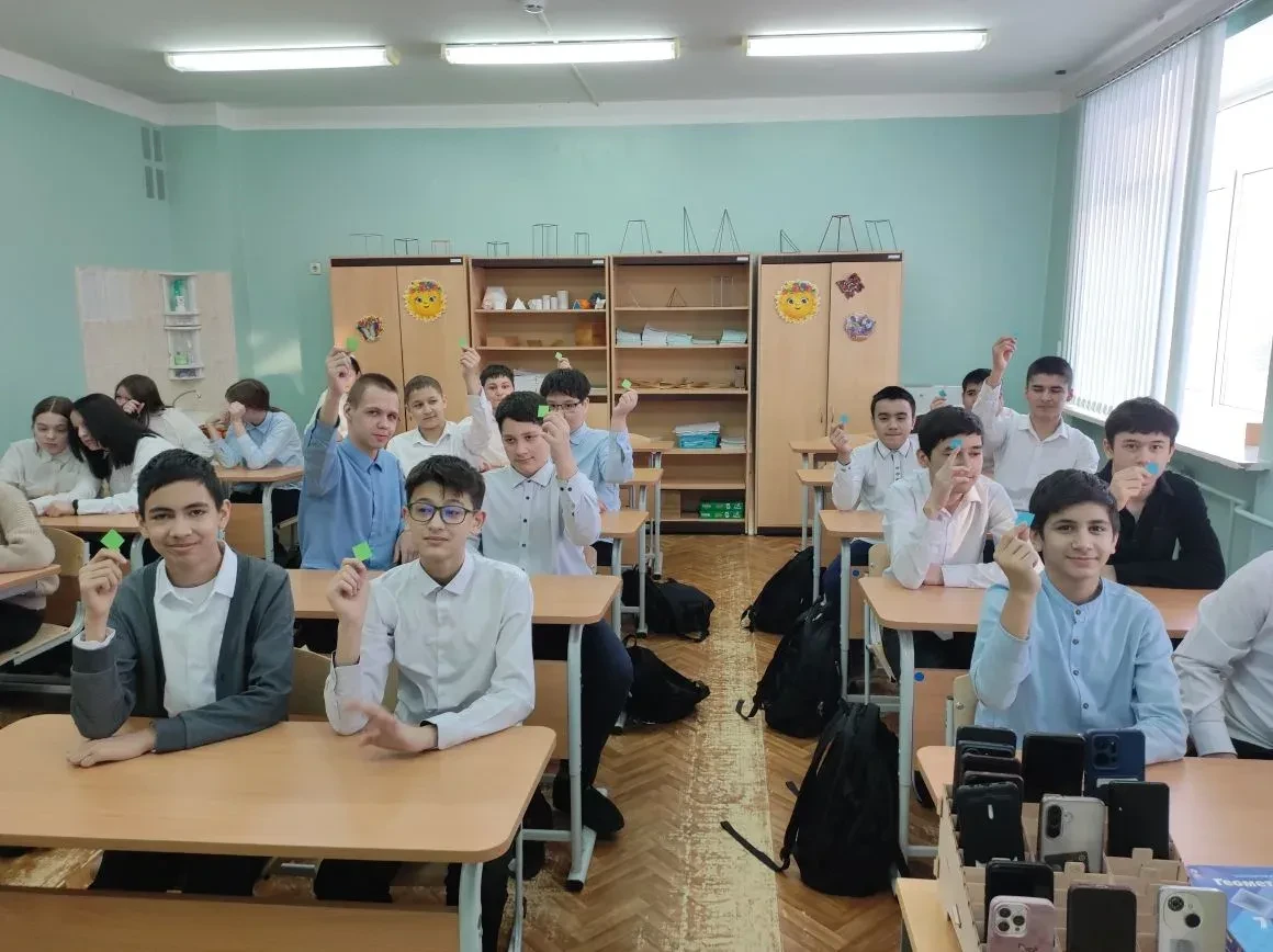 27 февраля в 7В классе прошло КТД "А ну-ка, мальчики!", посвящённое Дню Защитника Отечества.   2 ком