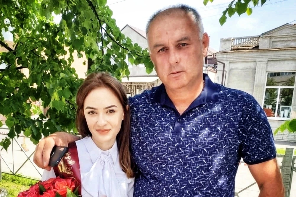На фотографии тот самый спецназовец Эльбрус Гогичаев с выпускницей Алёной Цкаевой спуст...
