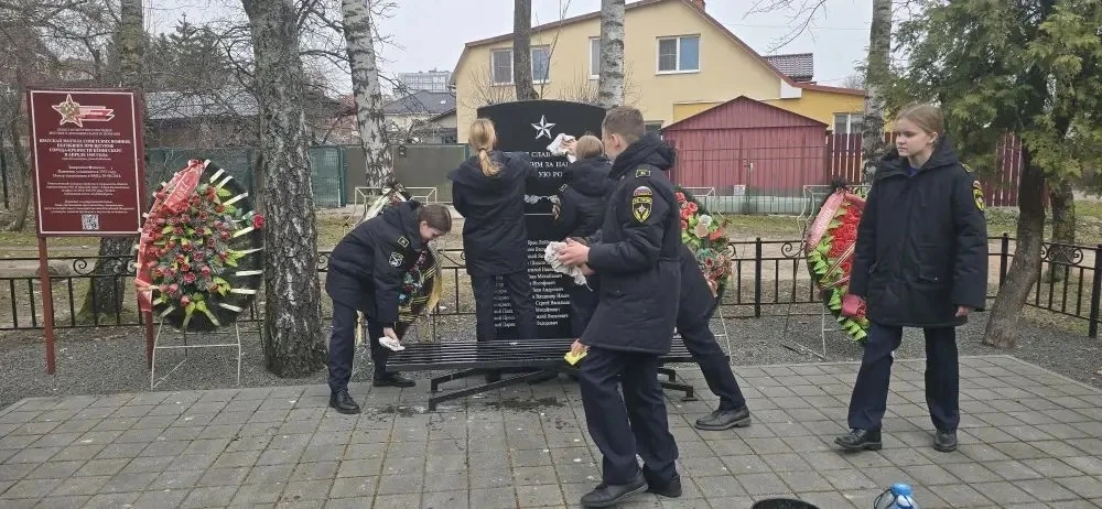 Память, которую мы бережём 🇷🇺  Учащиеся 7Б класса провели уборку территории у памятника Советским во