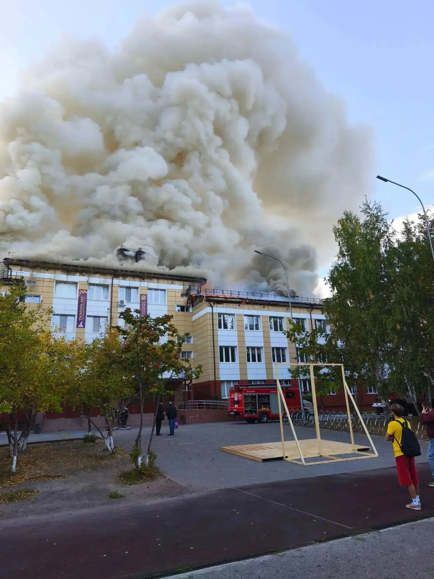 Пожар в корпусе школы № 65 на Широтной был виден из разных районов города. Первые кадры...