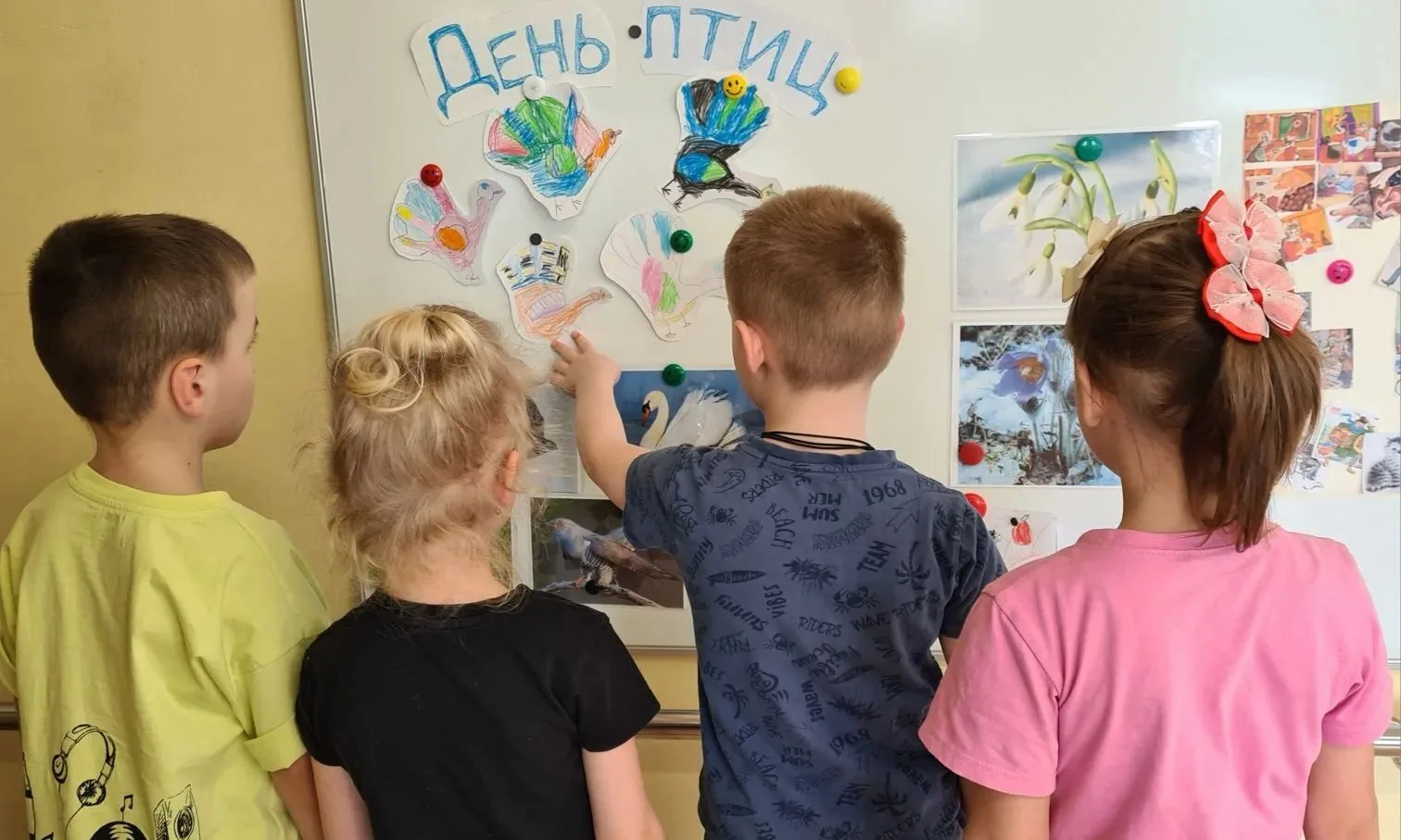 Сегодня в группе "Ладушки" прошел "День птиц". Дети отгадывали загадки и находили ответ...