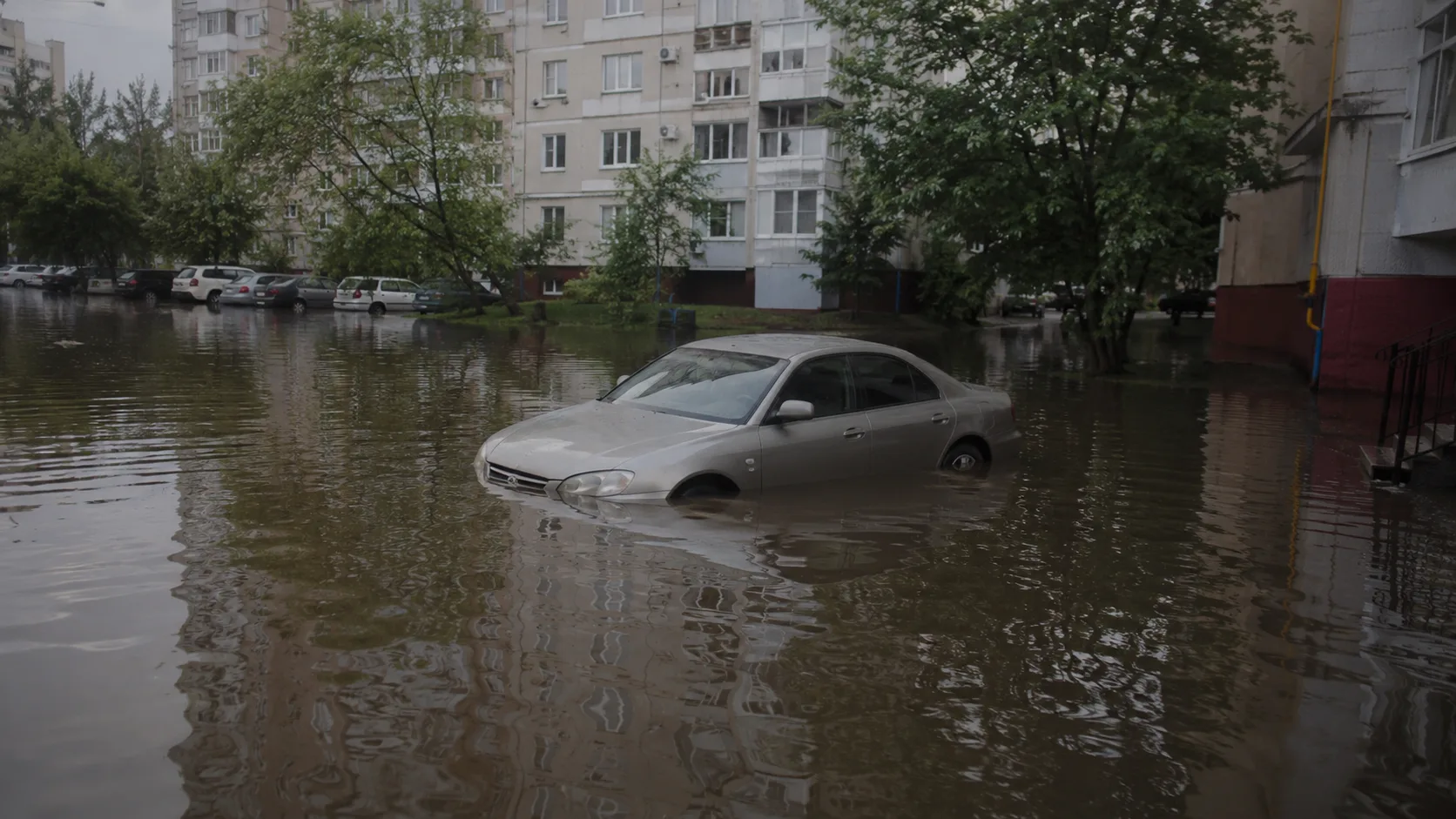 Москва приходит в себя после мощного ливня.

Накануне столицу накрыл такой дождь, что отдельные улиц