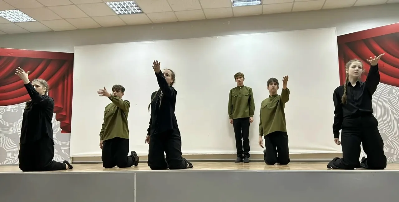 🌸81-я весна ожила в звуках 🎶  💥 В преддверии священного праздника старшеклассники нашей школы устрои