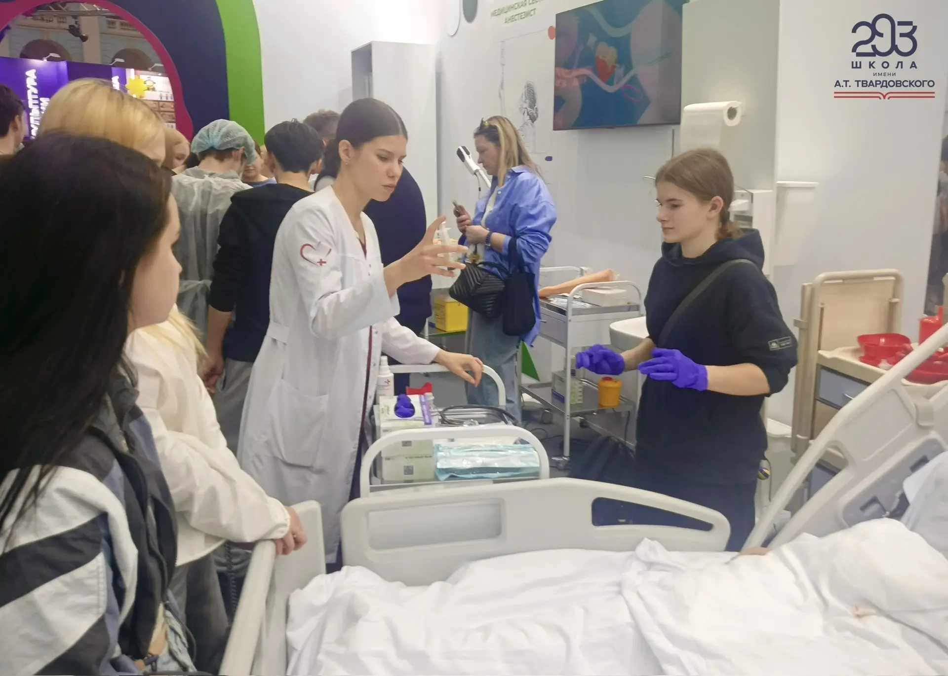 🏩 ФОРУМ КОЛЛЕДЖЕЙ МОСКВЫ  💪 Уже второй год подряд наша школа с учениками девятых классов посещает ун