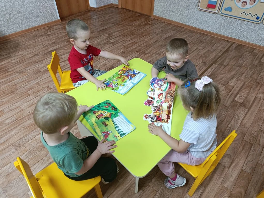 Занятие по художественной литературе в группе раннего возраста на тему: слушаем сказку ...
