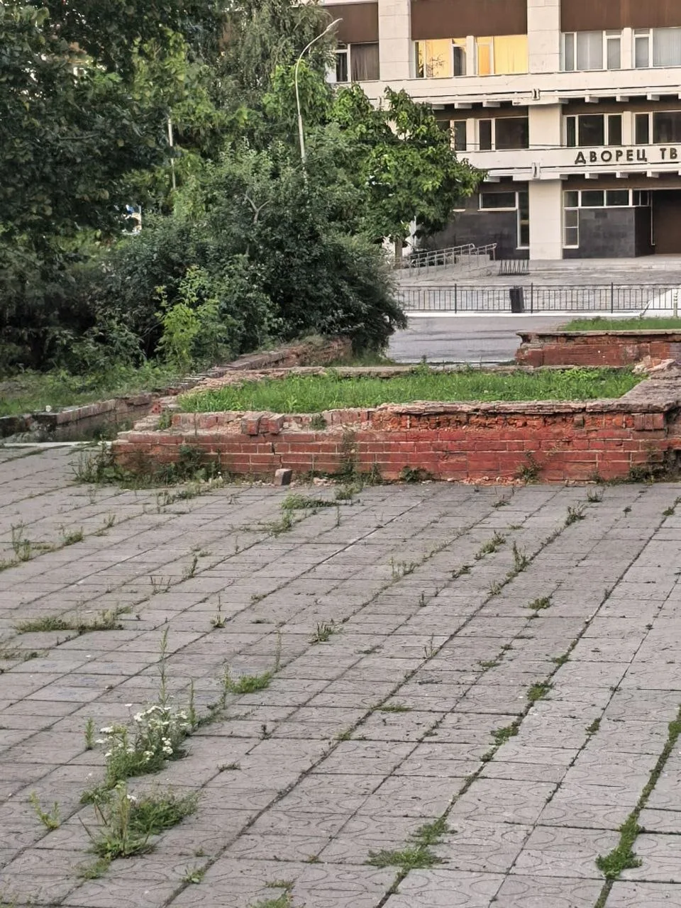 Нам пишут: «Дворец детей и молодёжи, все разрушается и ничего не делается. Сквер у двор...
