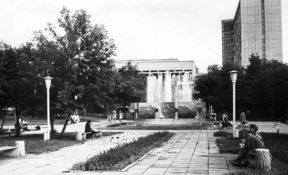 В Сквере уральских добровольцев. Дом Советов