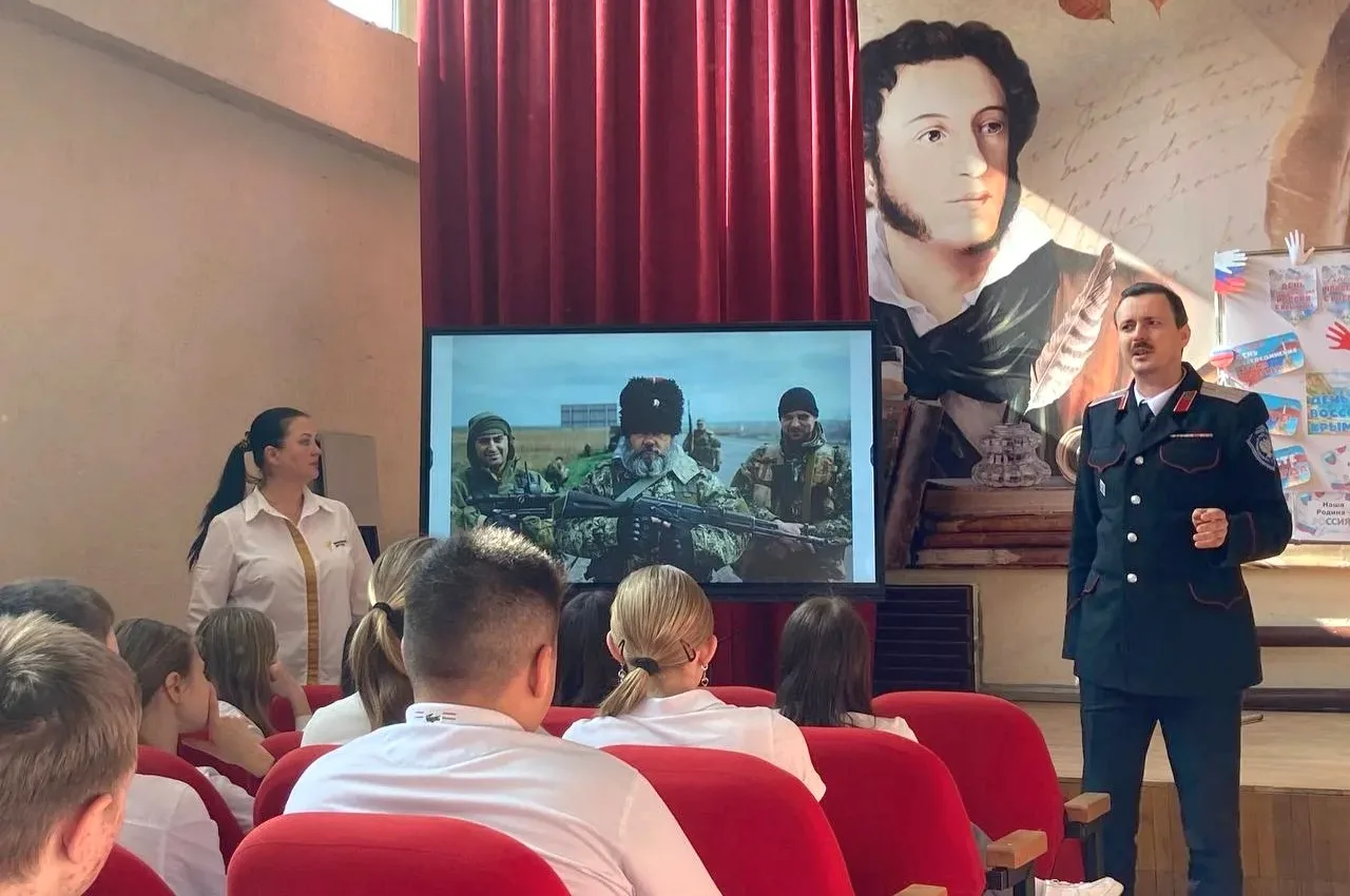 🇷🇺19 марта в актовом зале состоялась встреча с учащимися 8х классов, посвящённая 12-й годовщине возв