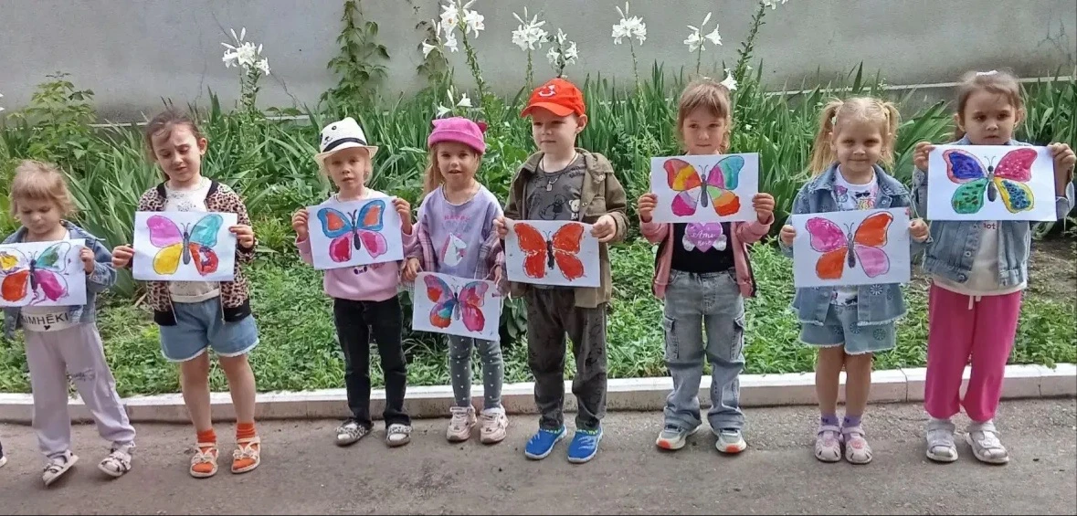 «Бабочка-красавица»: юные художники в средней группе 🦋

В средней группе сегодня царило вдохновение