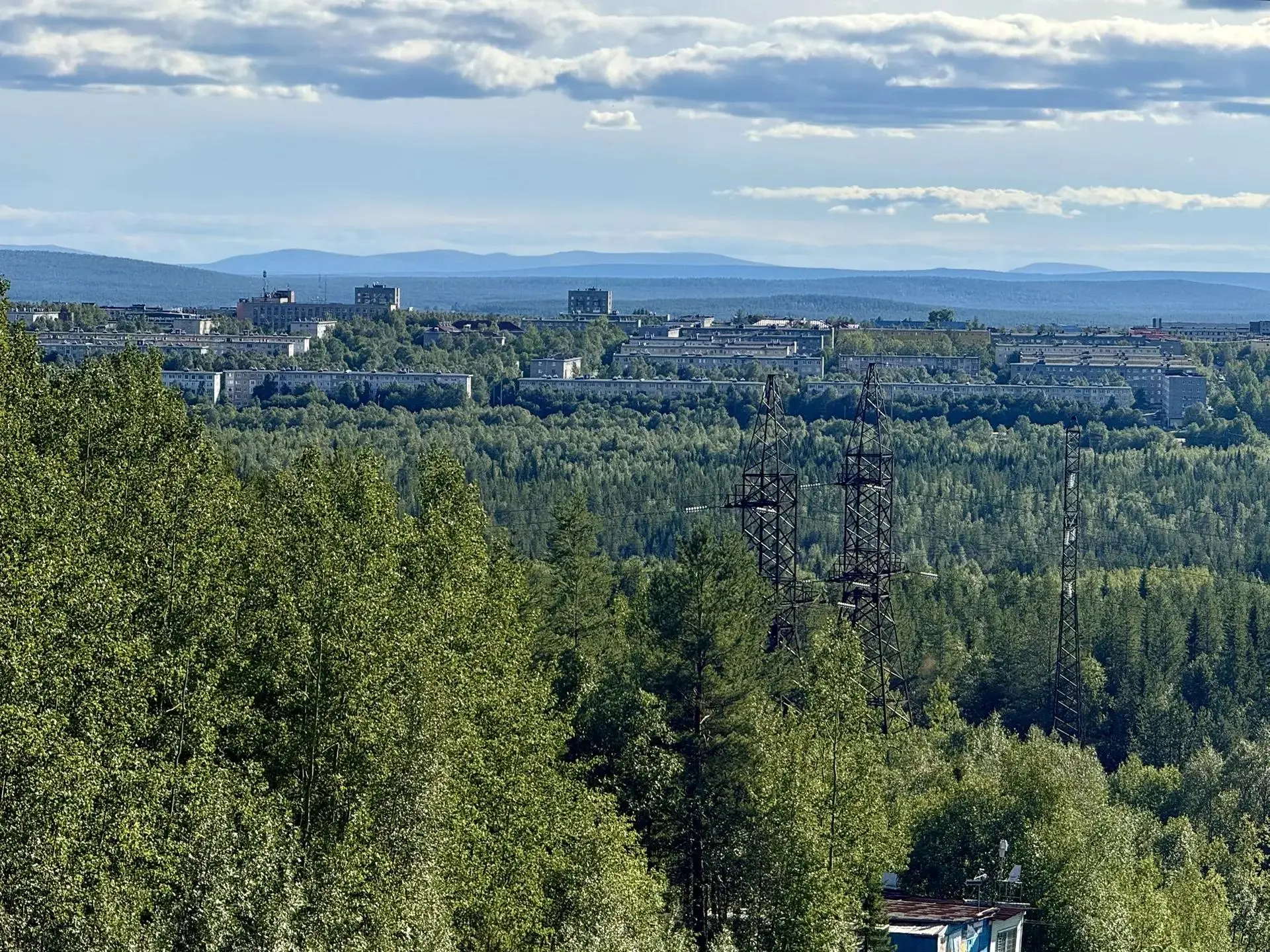 Сегодняшний вид на летние Апатиты с Воробьиной горы.