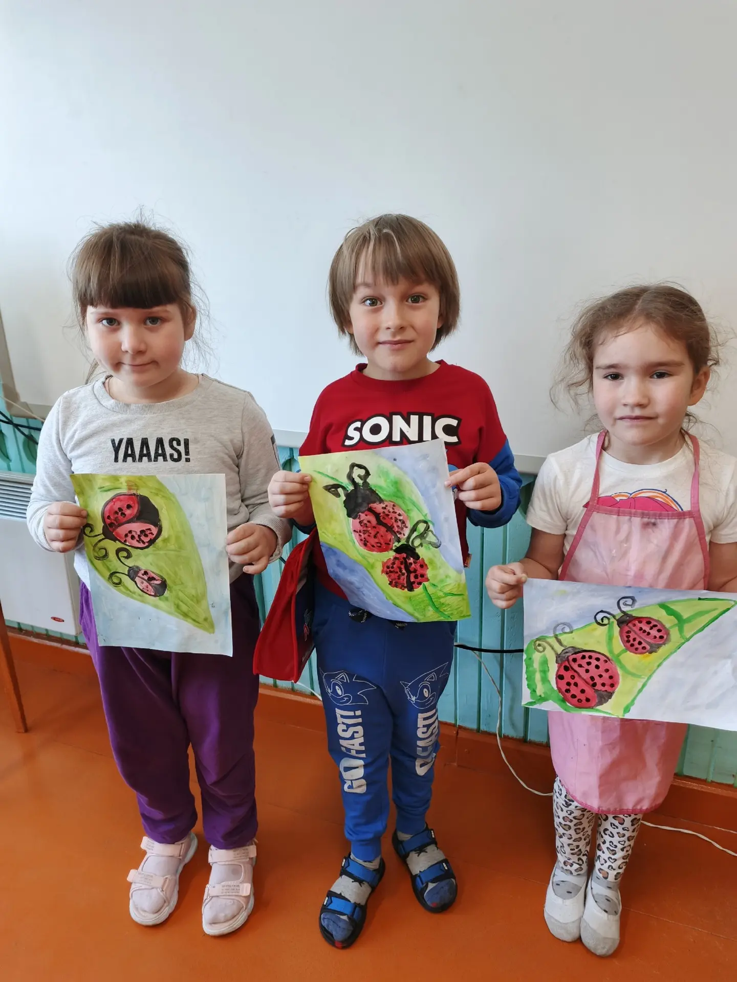 Юные художники из «Цветной капельки» встретили лето путешествием в мир насекомых! 🐞

Ребята познако