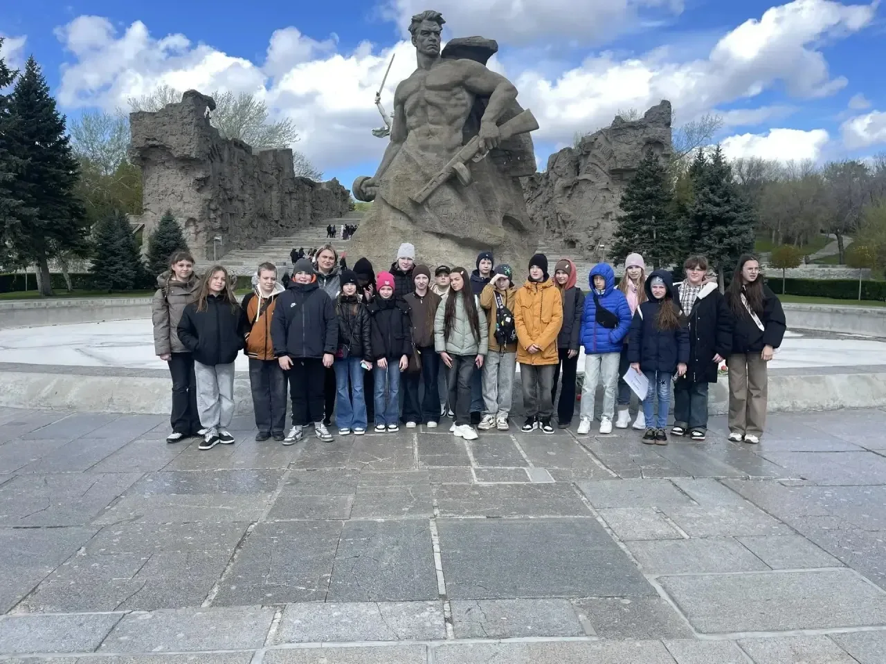 25 апреля ученики 5в и 6г класса побывали в городе Волгоград 📍  Знакомство с городом началось с обзо