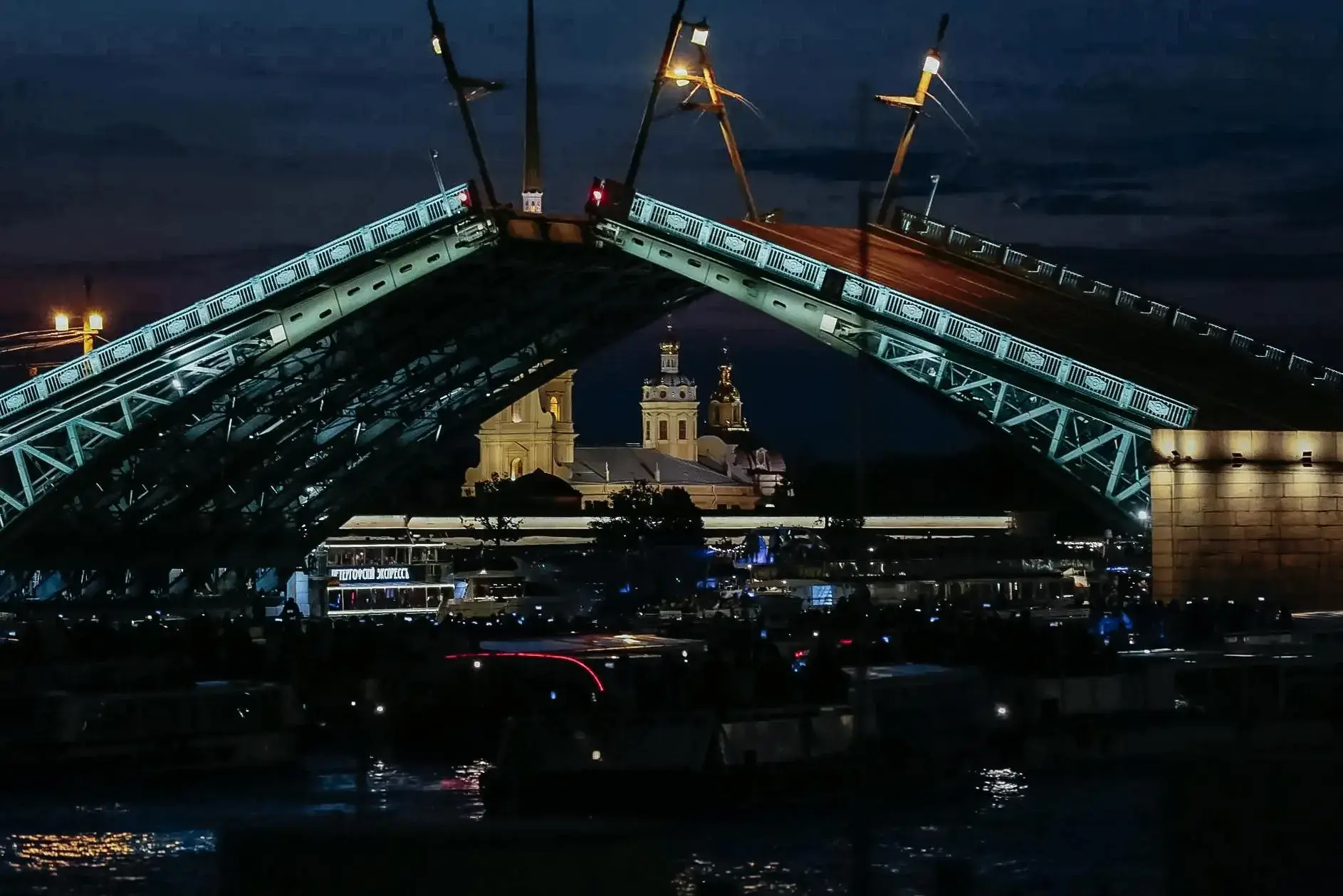 🔶 Мосты в Петербурге разведут под «морскую» музыку в честь Дня ВМФ

В Петербурге в ночь на 24, 25 и