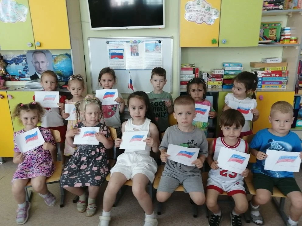 Рисование во 2 ой мл гр 8.       Тема:"Флаг России!".               Цель:первоначальное...
