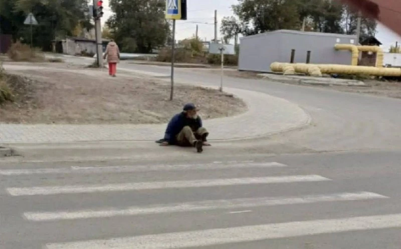🤔 Бийчанин, которому недавно подарили инвалидное кресло, снова ползает по улицам