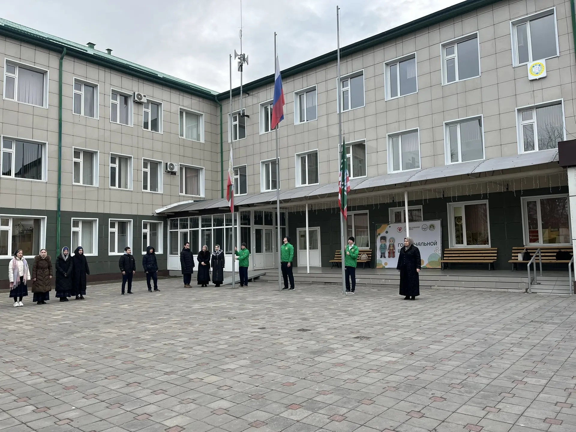 По традиции в МБОУ «СОШ №20 им. М.С.Ташухаджиева» учебная неделя началась с церемонии поднятия госуд