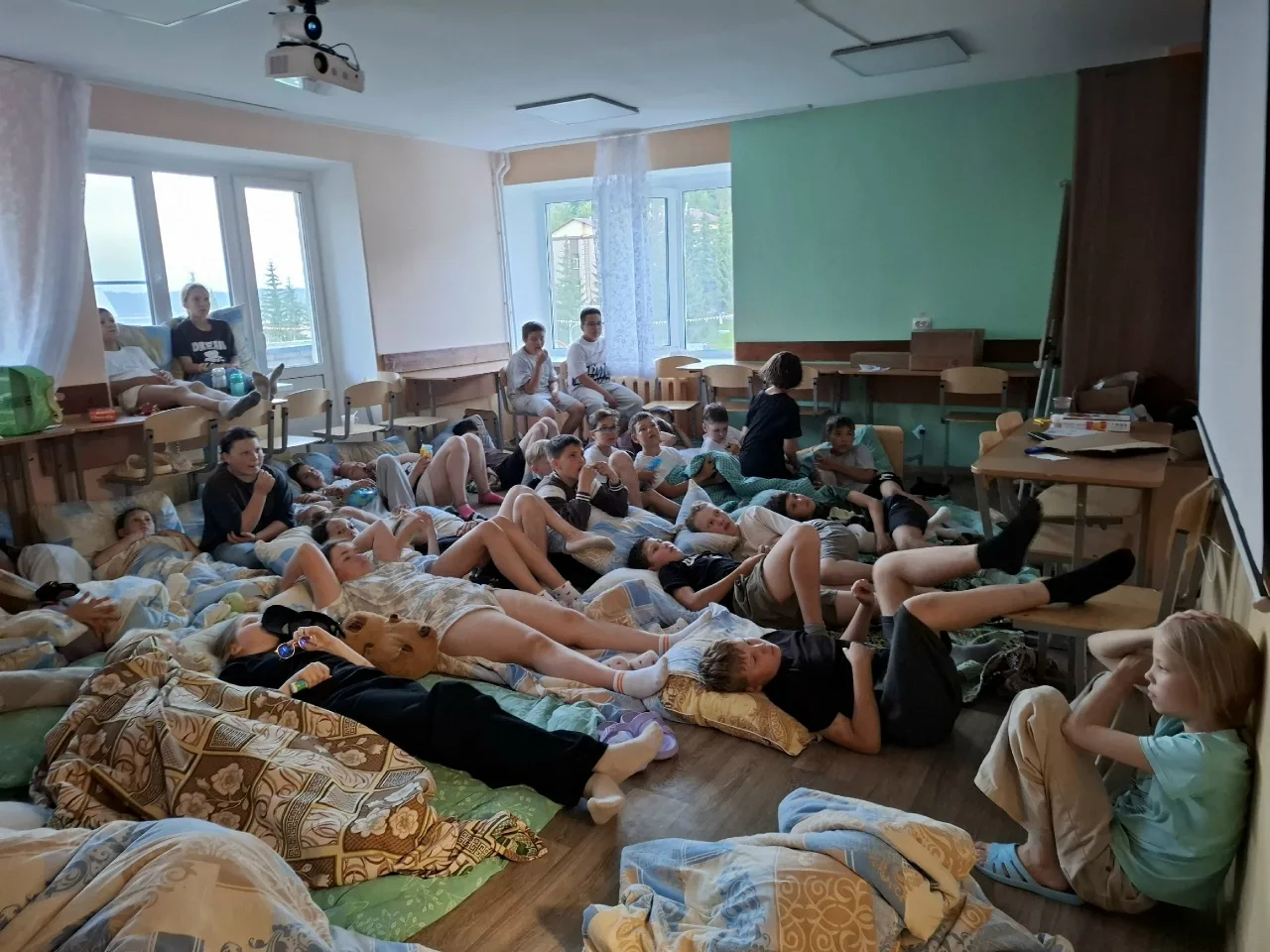 🔥Очередной наполненный экшеном день закончили кинотеатром🛏. В уютных стенах своих игровых малыши п