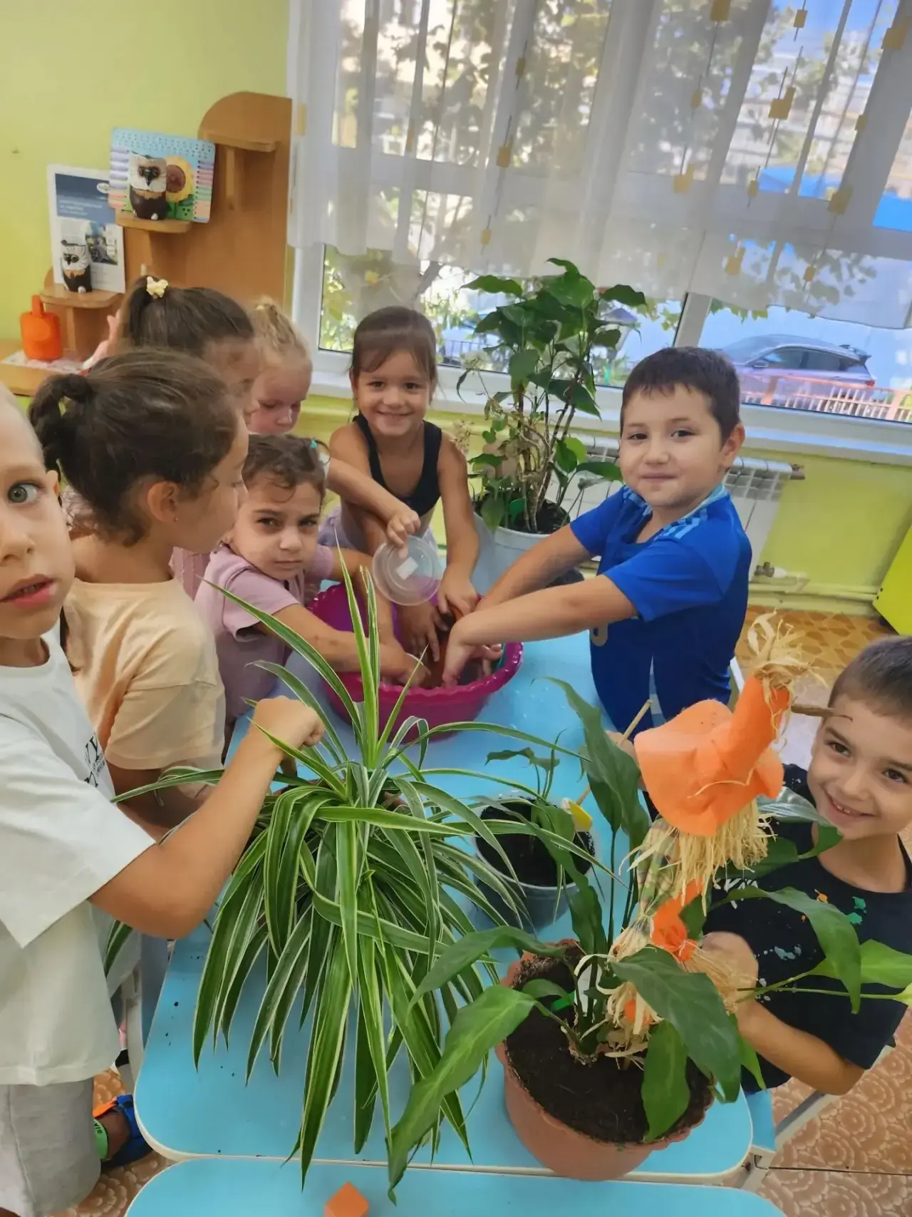 В средней группе детского сада детей учат не просто поливать цветы, а понимать, зачем э...