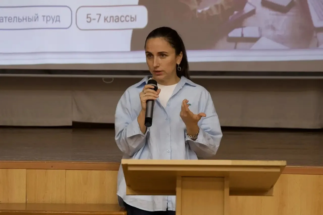 Каждый понедельник в нашей школе начинается с торжественного события — линейки, которая открывает дв