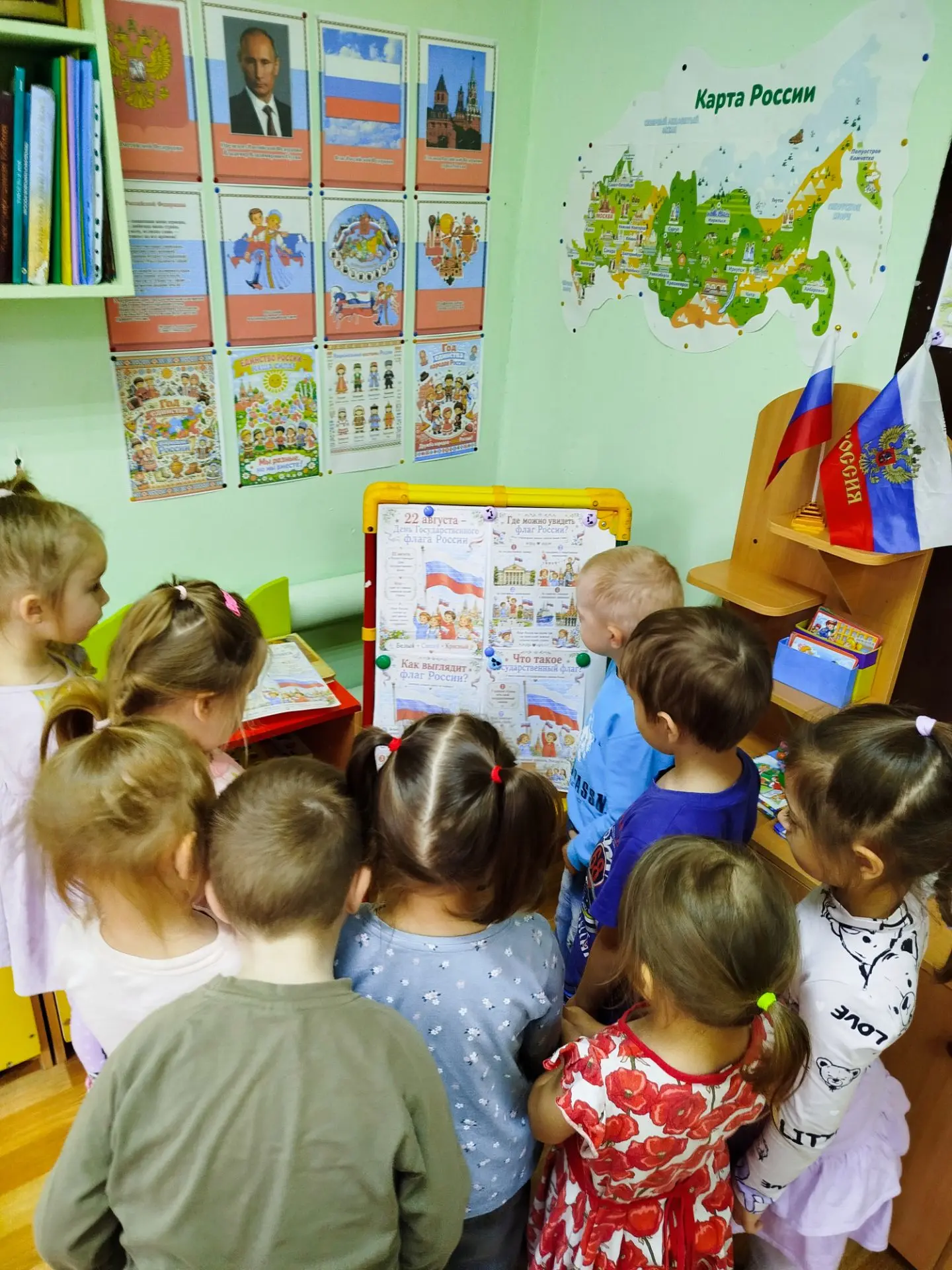 🎉 В преддверии Дня Государственного флага РФ в нашей средней группе прошёл особенный д...
