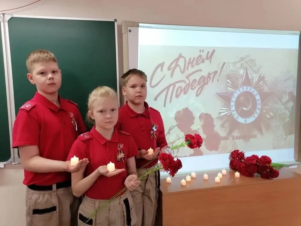 В преддверии 9 мая день в школе начался с торжественно-траурной радиолинейки, которая задала тон все