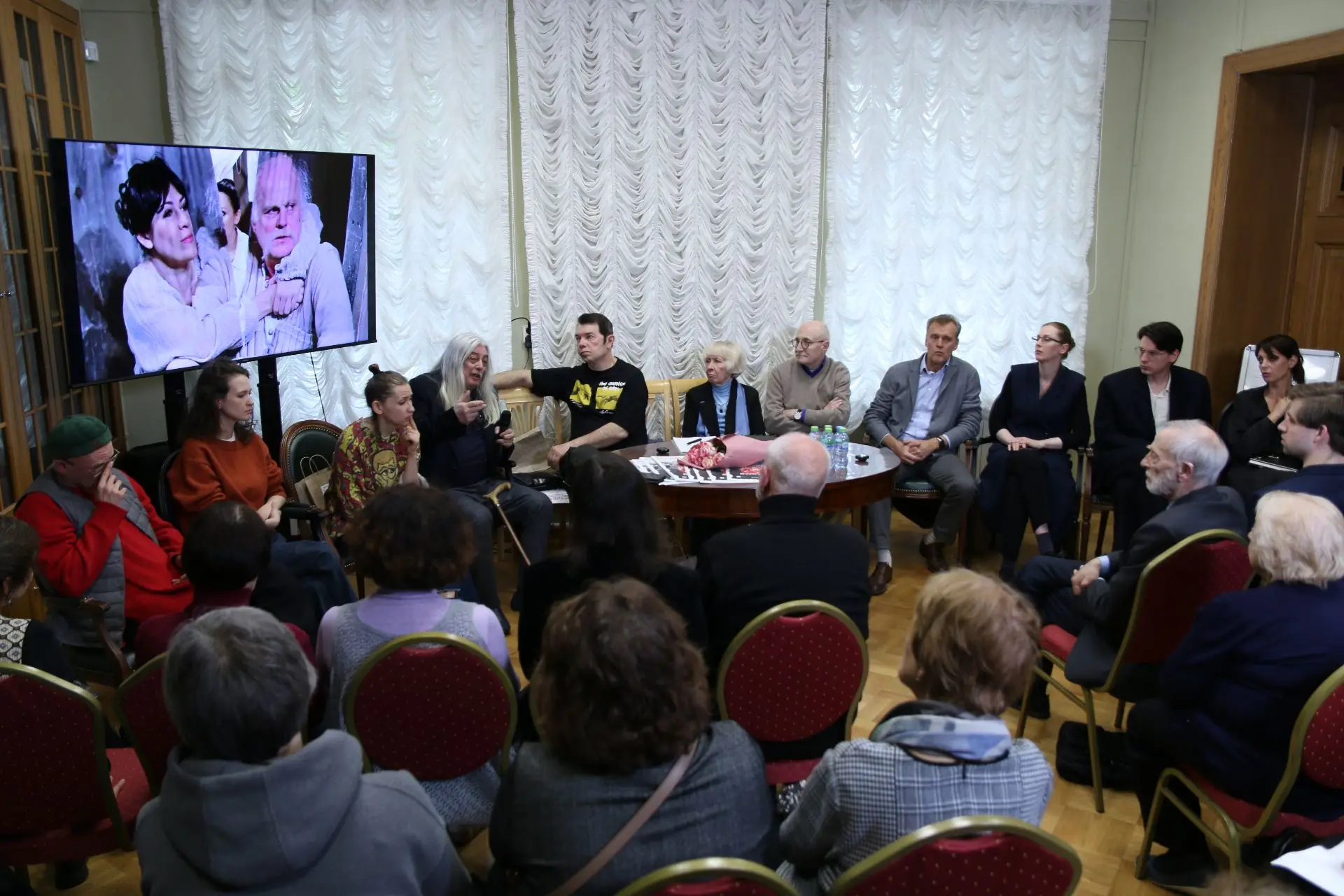 В нашем сообществе в ВКонтакте опубликовали видеозапись круглого стола «Магический реализм Булгакова