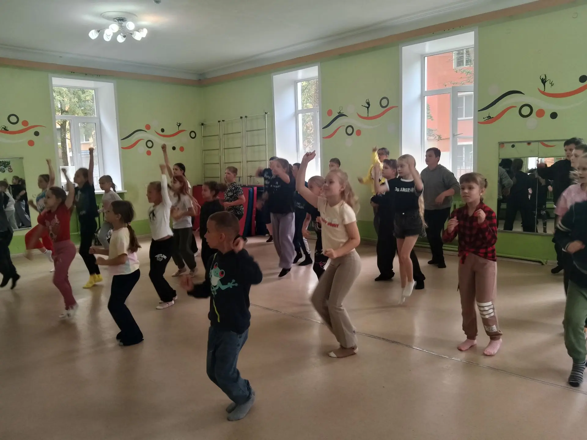 ☀Вчера в нашем лагере был насыщенный день💥
Начался он с весёлой зарядки и вкусного завтрака🥞
Прошл