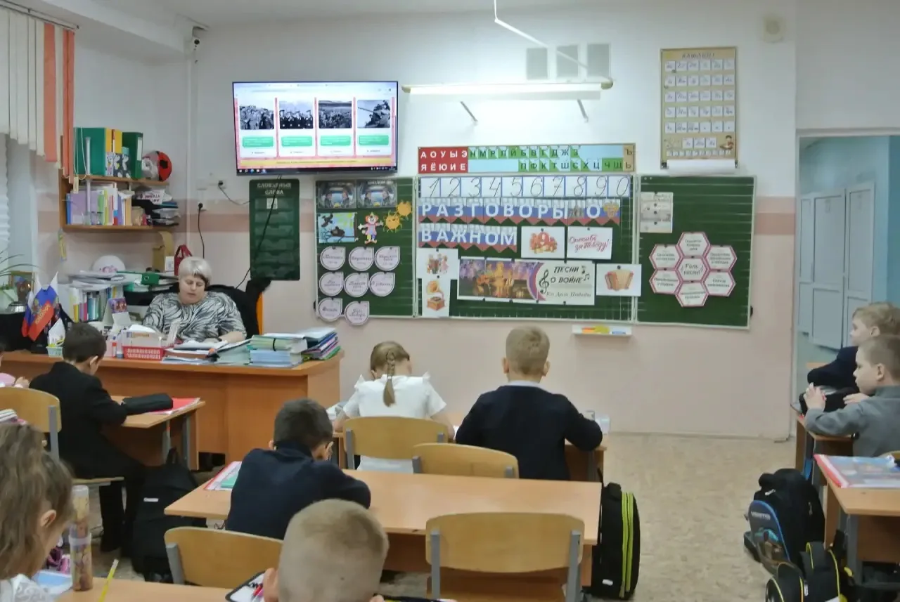 🔔 Утро понедельника, 4 мая 2026 года, в нашей школе началось с традиционной торжественной линейки, п
