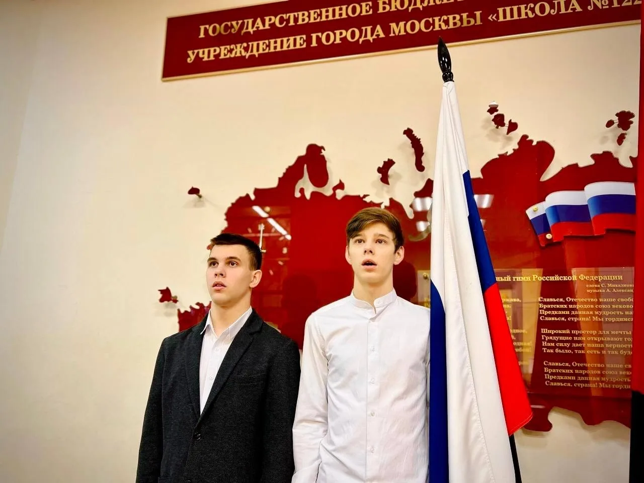 🇷🇺 Новая учебная неделя в нашей школе традиционно началась с церемонии поднятия Государственного фла