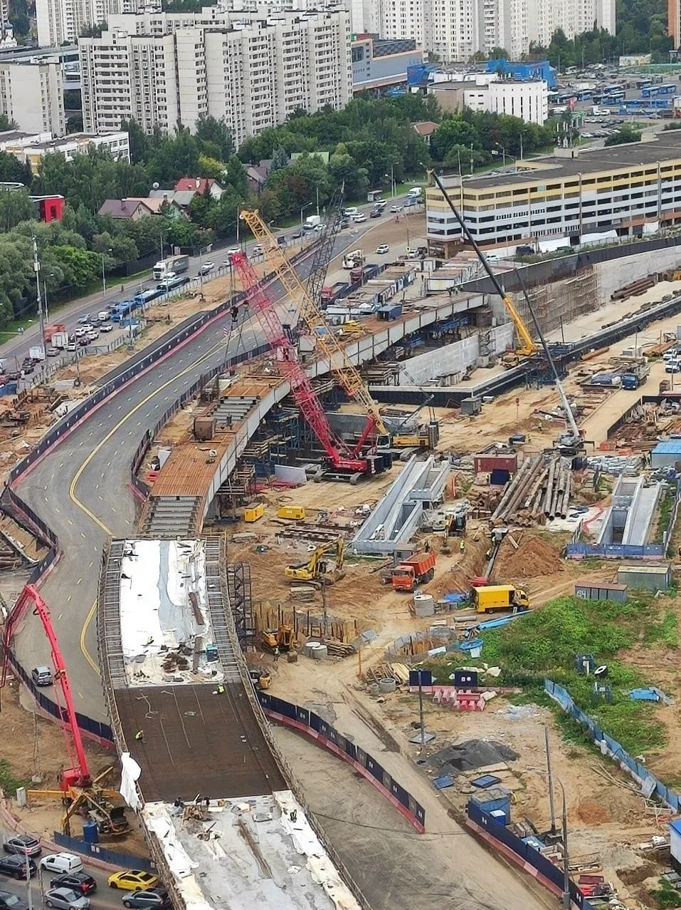 🏗 Свежее фото со стройки развязки СБВ - Поляны! Последний пролёт эстакады обзавёлся ба...
