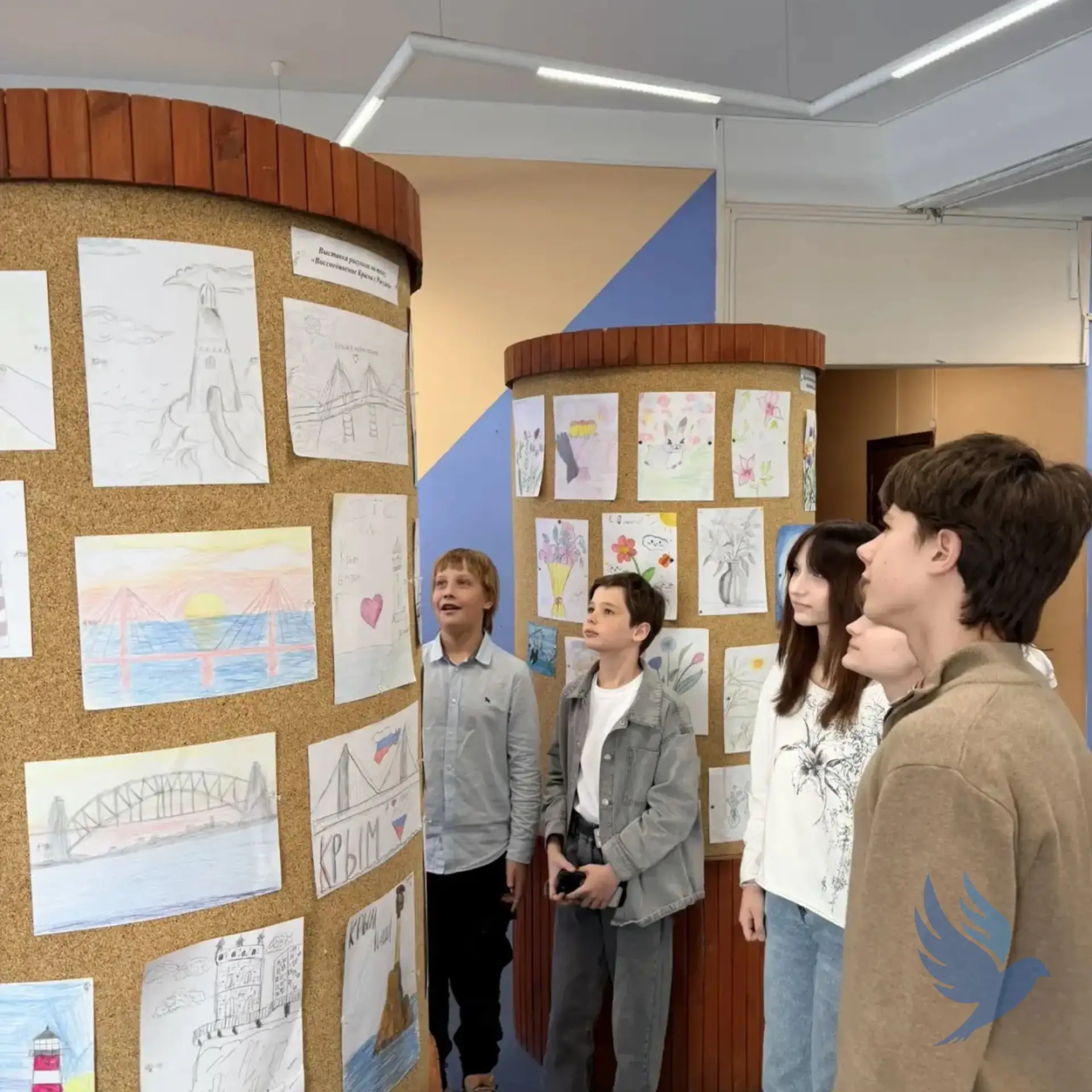 🎨 Выставка рисунков в честь 12-летия воссоединения Крыма с Россией  На этой неделе в нашей школе про