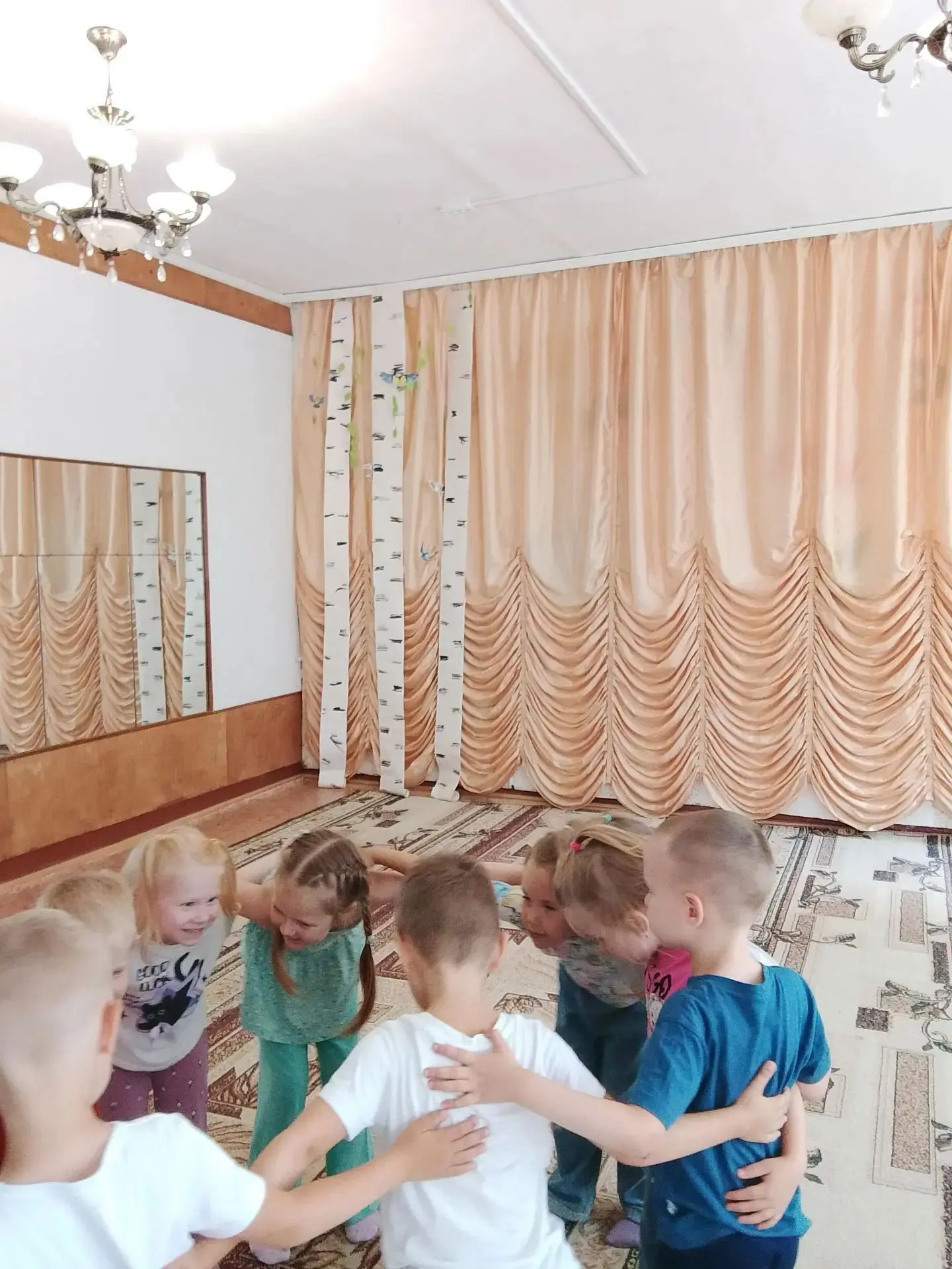 17 .07. в России отмечают День фольклора, а 19.07. - Праздник хоровода. 

Хоровод - старинный массов