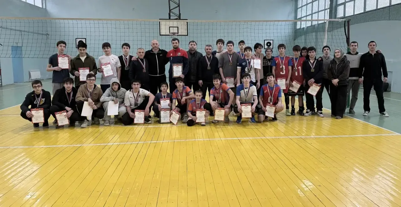 Команда МБОУ «СОШ №34» заняла почетное   🥇🏆место в школьной волейбольной лиге среди юношей , обучающ
