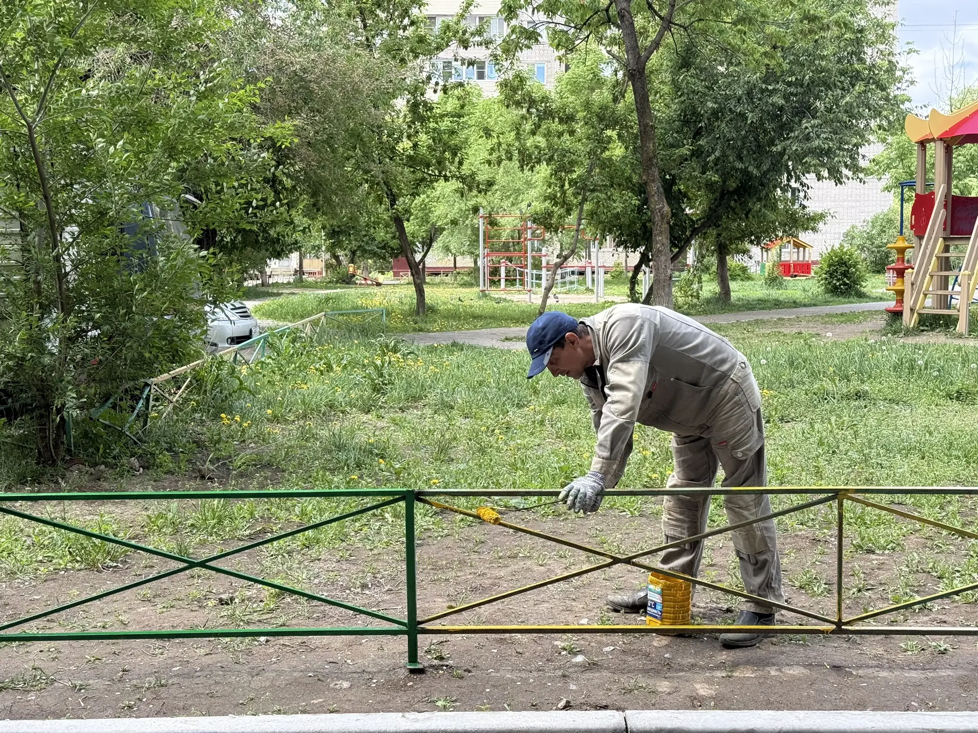 Покосом травы на придомовых территориях заняты дворники УК «ДВСРК-Горький».