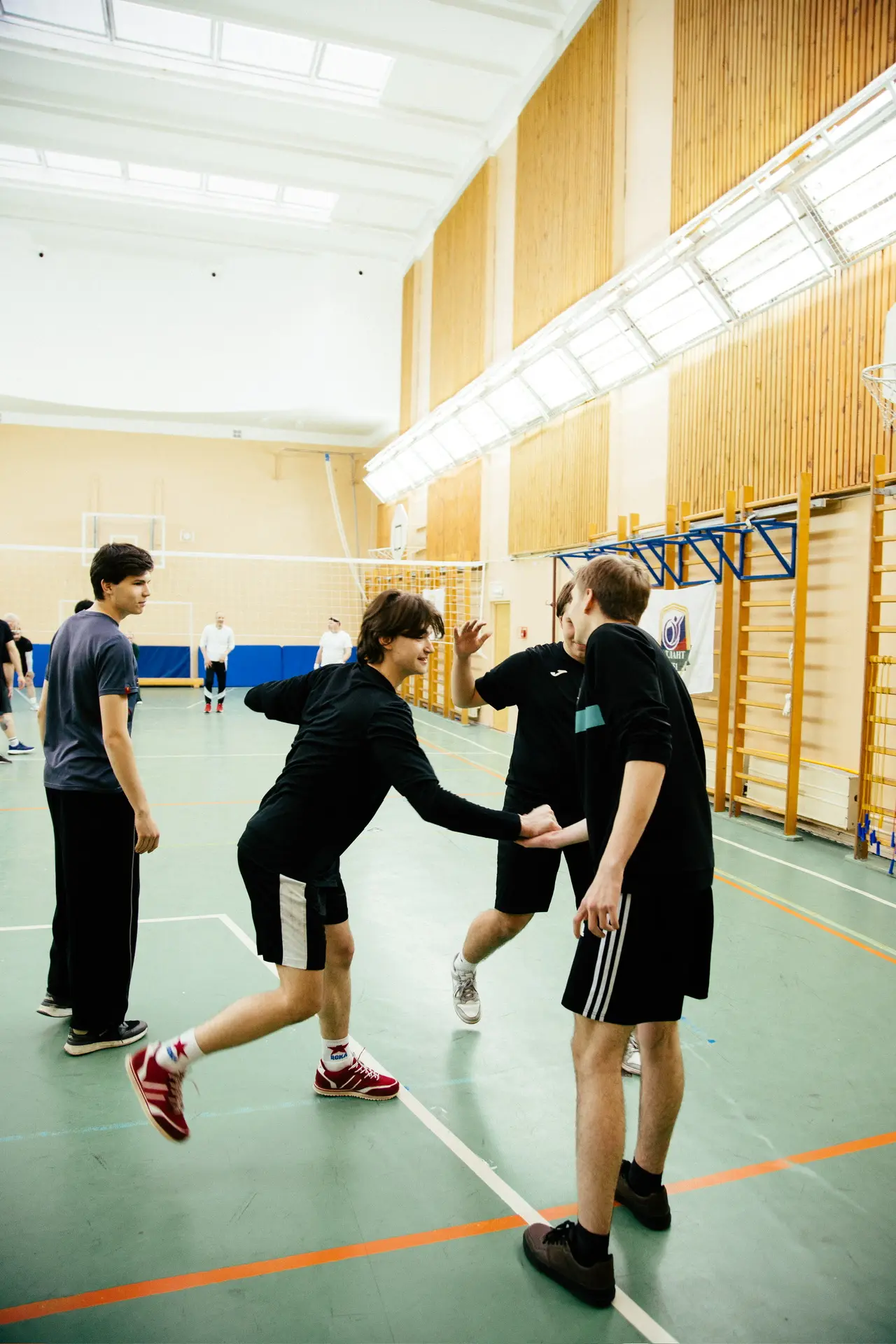 🏐 Больше, чем просто матч  🤩 В школе прошёл товарищеский матч по волейболу, где на одной площадке вс