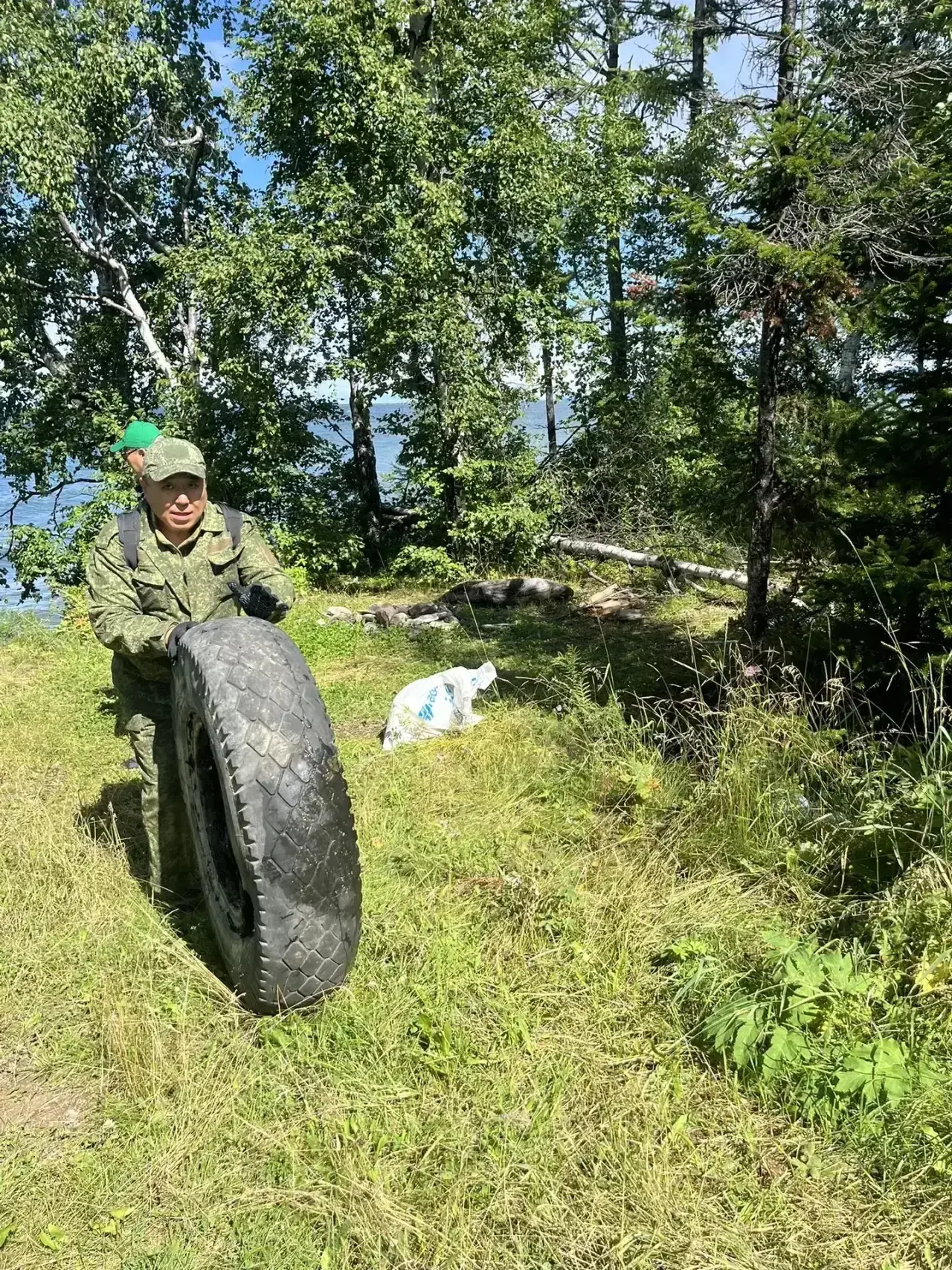 💪🏻 Дождь не помешал. В рамках акции «Вода России» очистили 3 километра берега Байкала